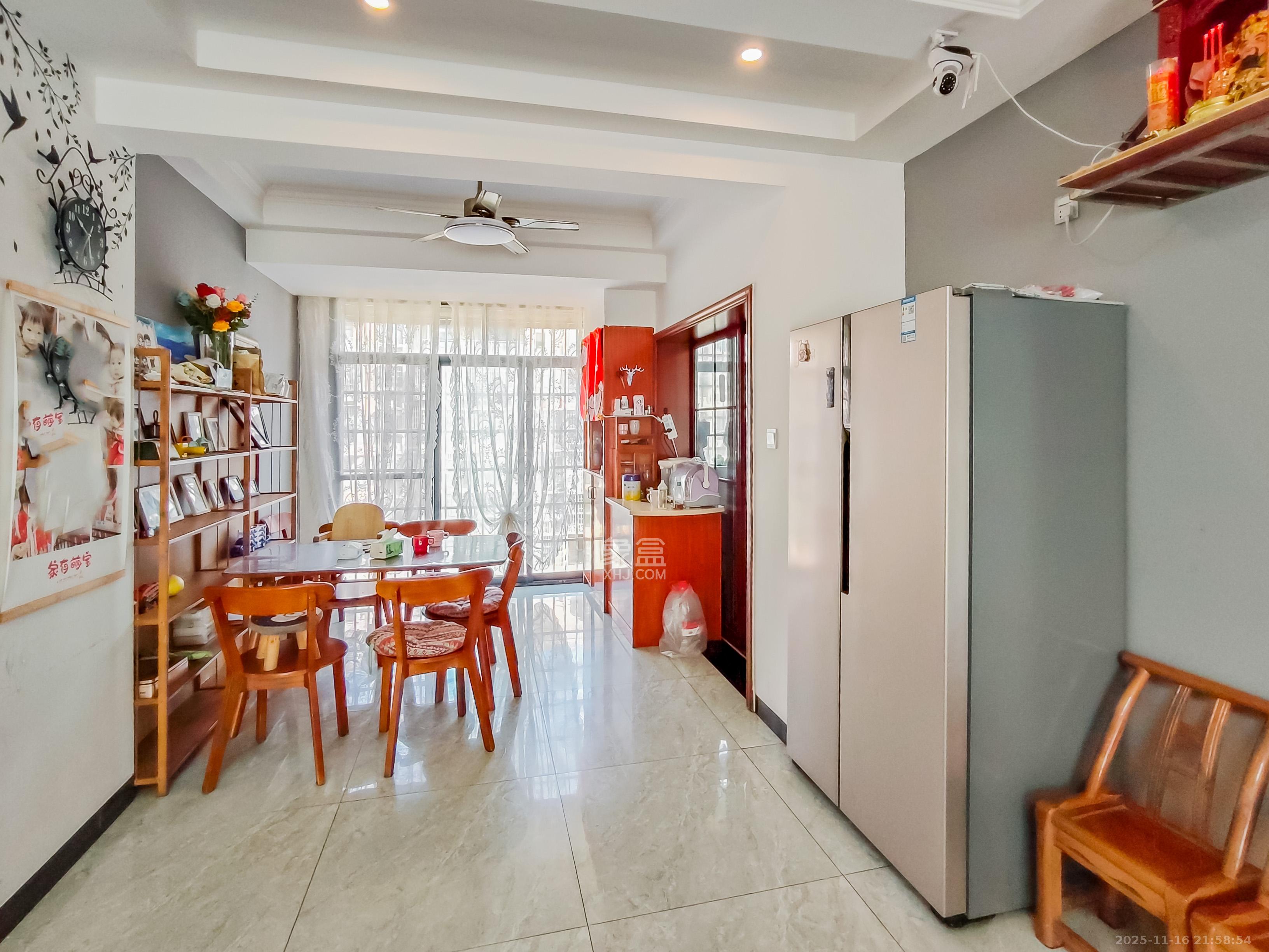 岸芷汀兰  4室2厅2卫    70.0万客厅