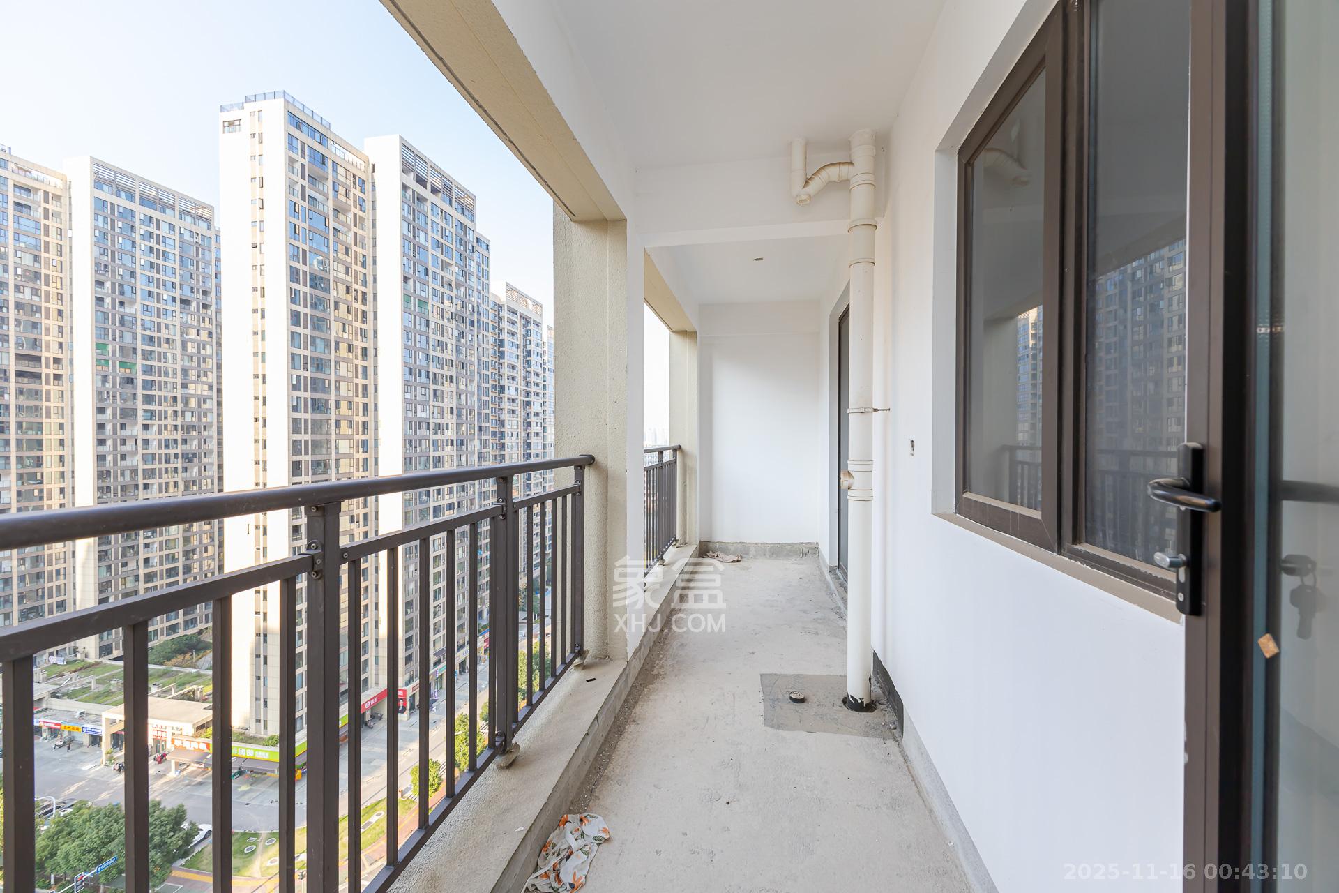 润和湘江天地D区 4室2厅2卫 162.0万 润和湘江天地D区 4室2厅2卫 162.0万阳台