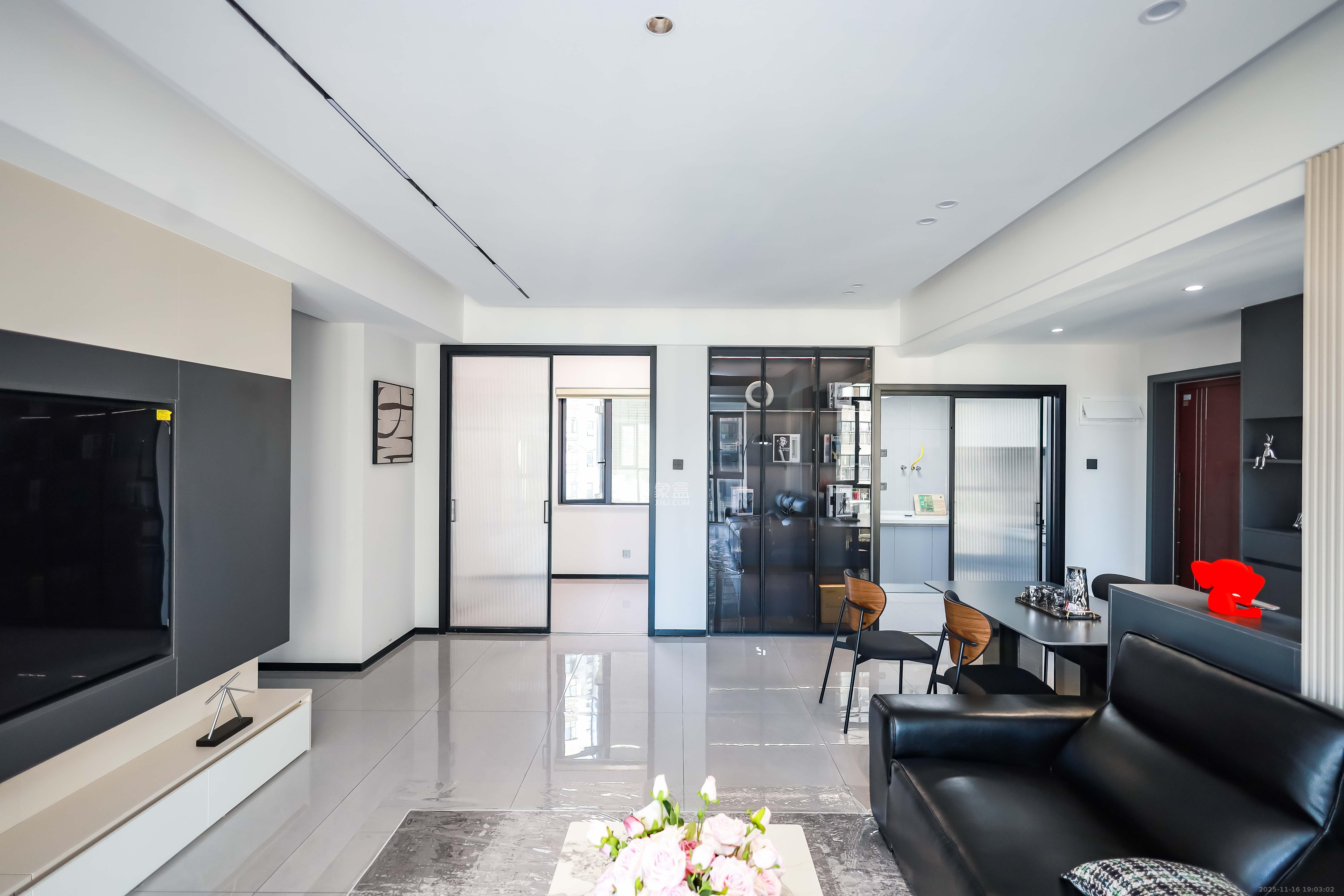 莱茵城  4室2厅2卫    116.0万客厅