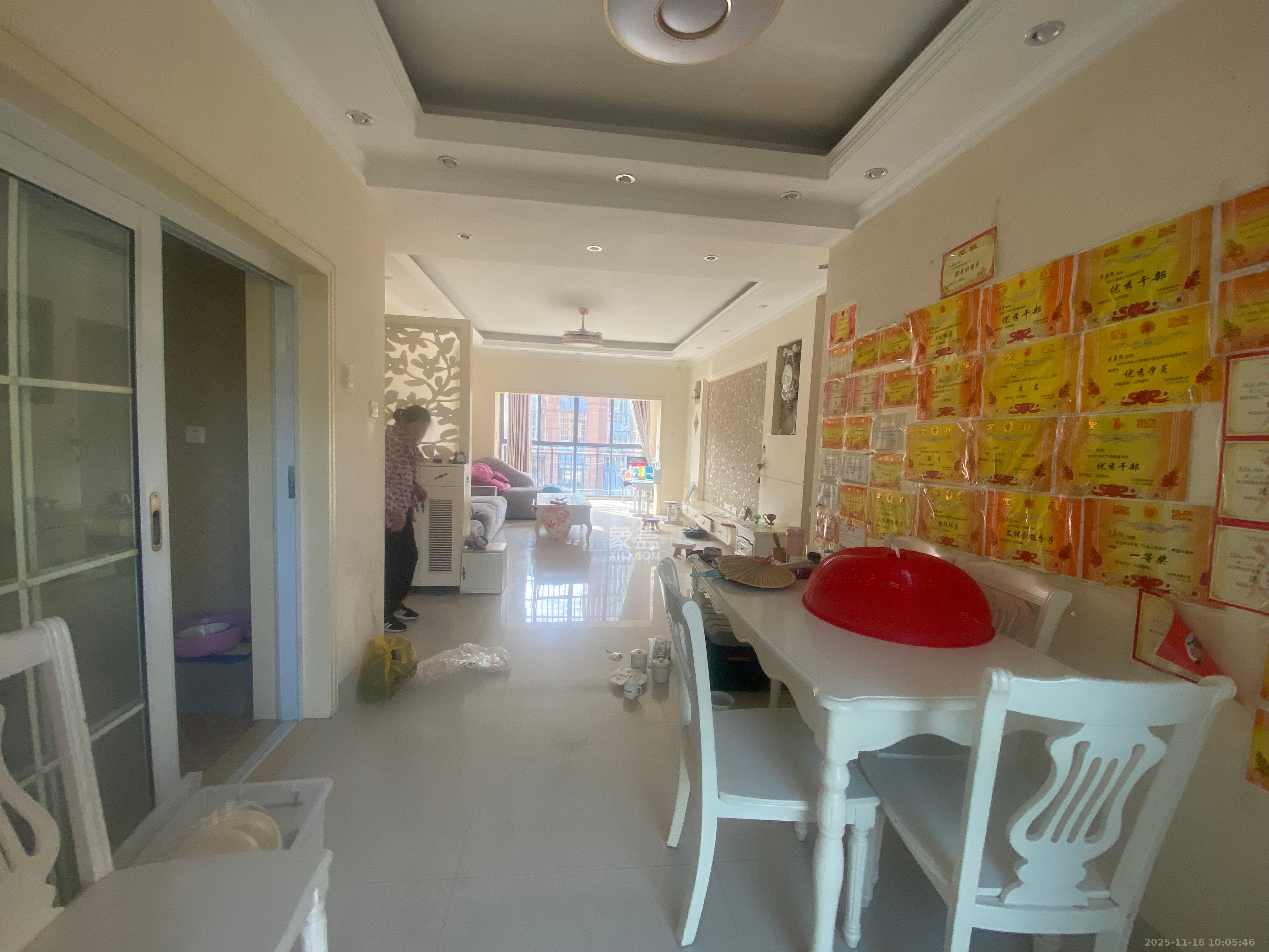 山水湾  3室2厅2卫    2200.0元/月室内图