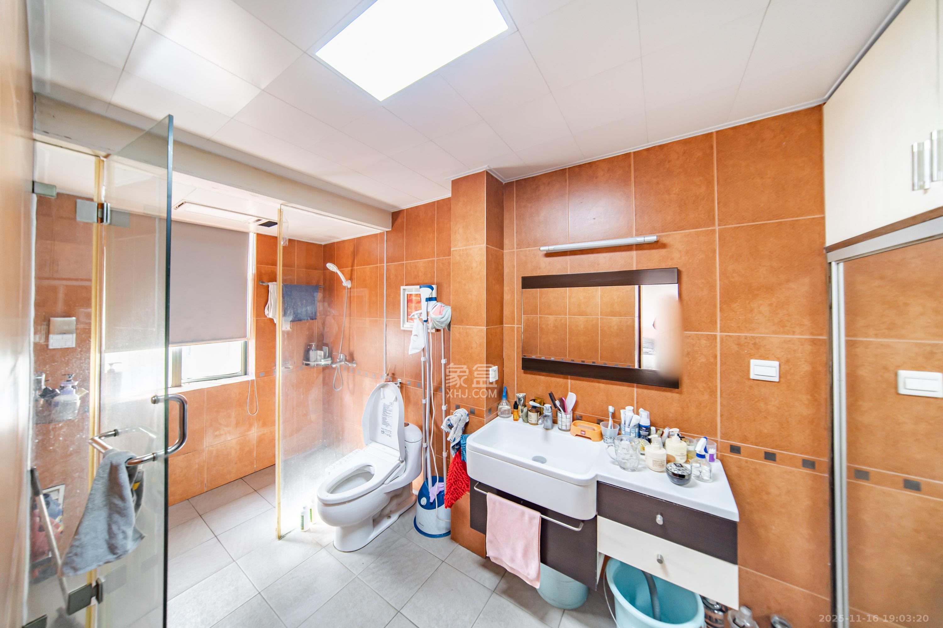 锦绣华天 4室2厅2卫 215.0万 锦绣华天 4室2厅2卫 215.0万卫生间