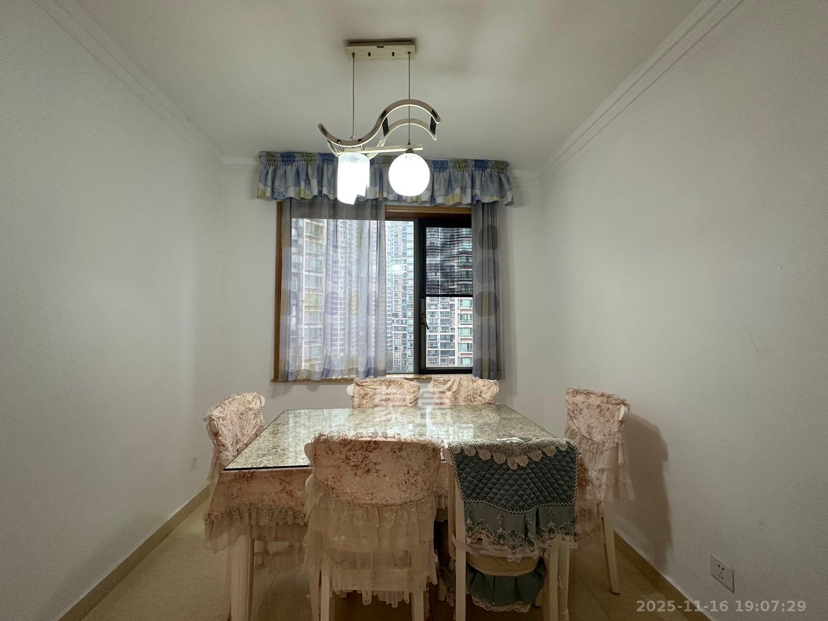 新城新世界一二三期 2室2厅1卫 2500.0元/月 新城新世界一二三期 2室2厅1卫 2500.0元/月室内图