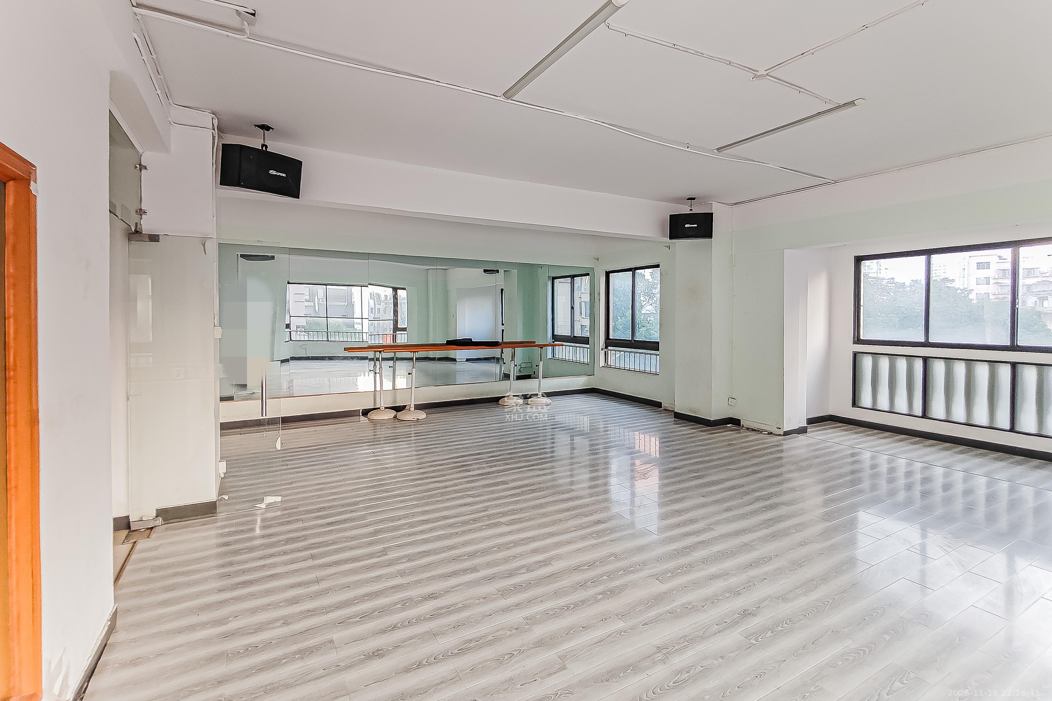 巴黎香榭  5室2厅2卫    200.0万