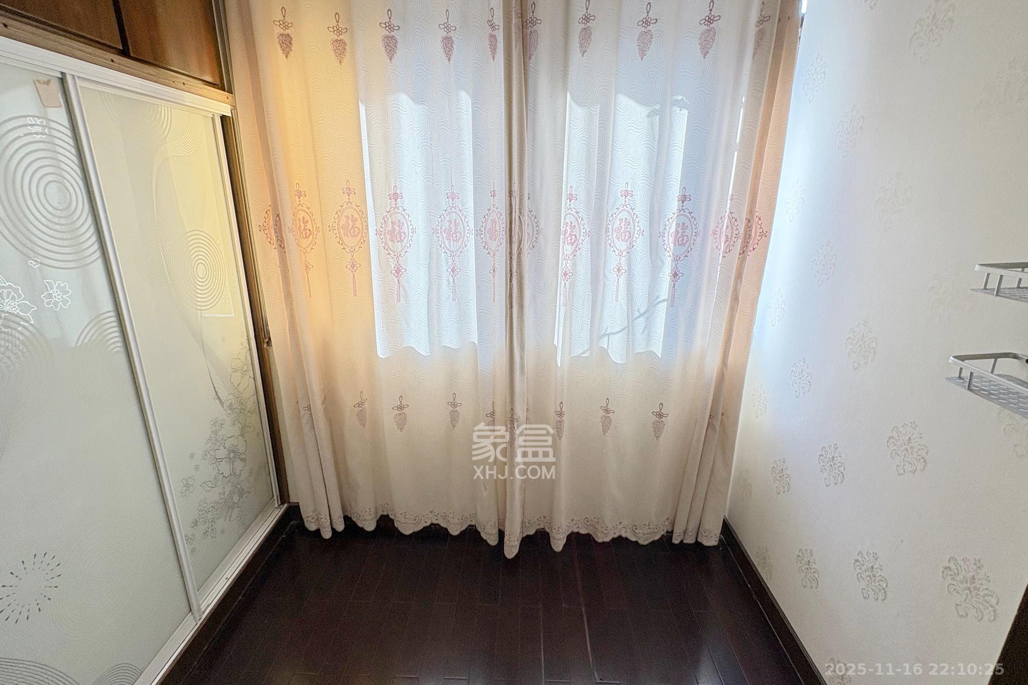 市教委单位房  3室2厅1卫    79.8万阳台