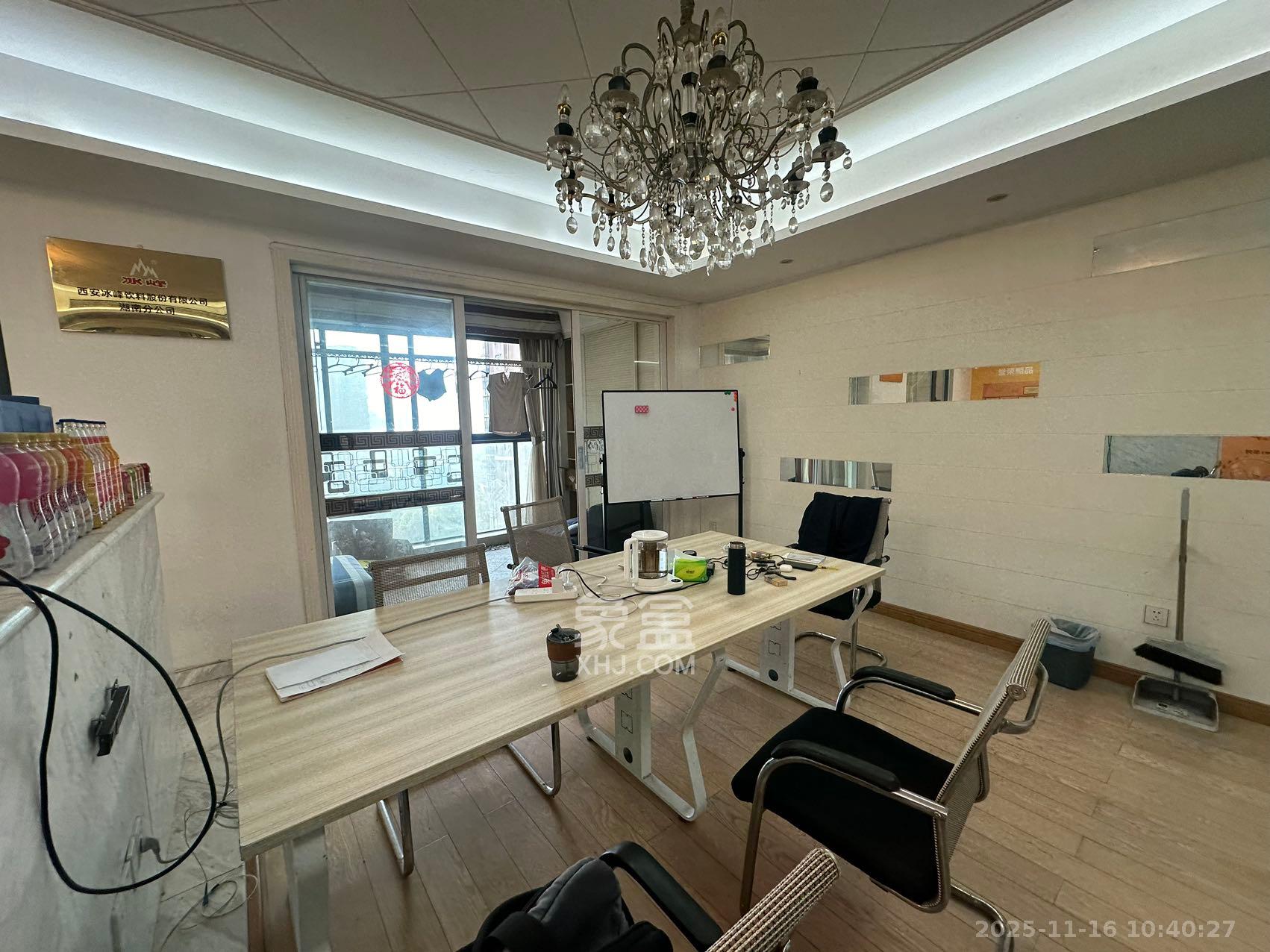 藏珑湖上国际花园  3室2厅2卫    3600.0元/月