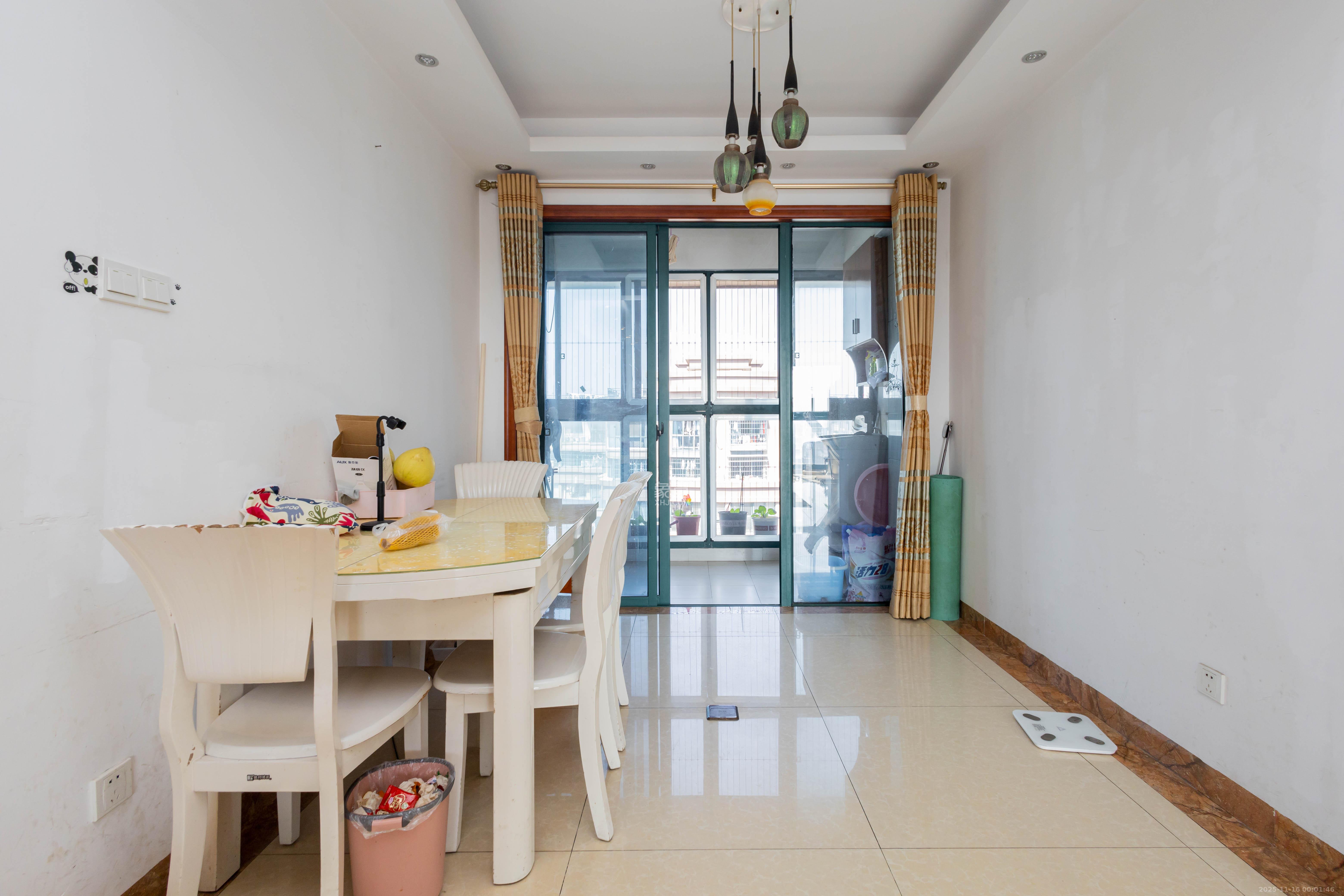 才子佳郡  4室2厅2卫    76.0万客厅