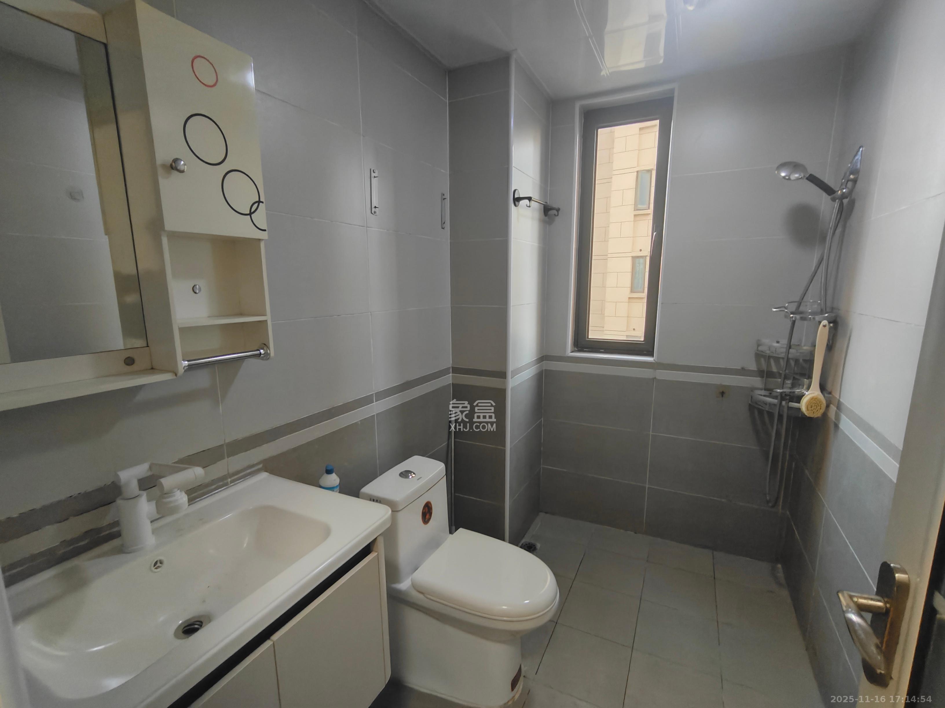 卓越浅水湾  4室2厅2卫    3200.0元/月室内图