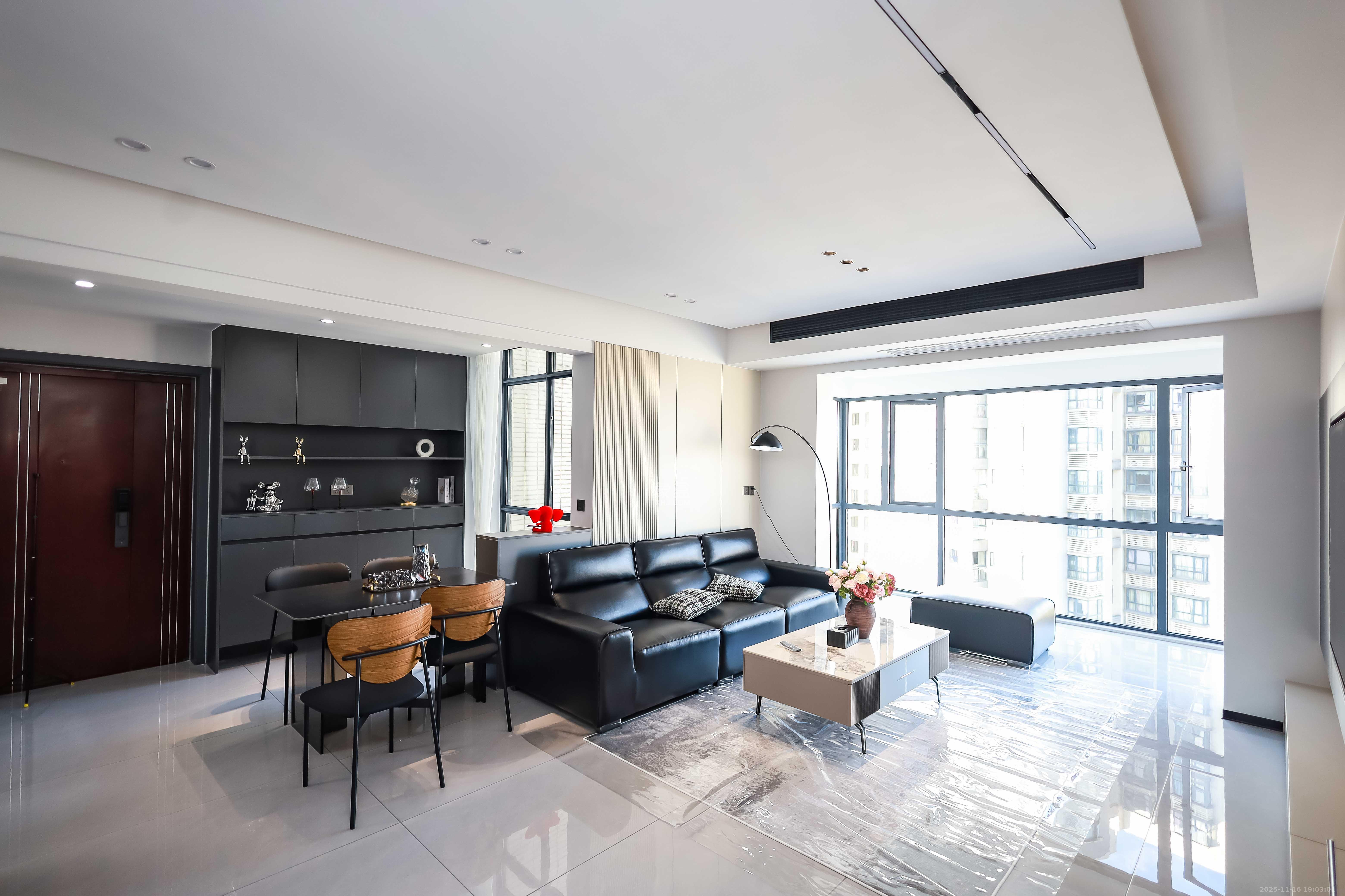 莱茵城  4室2厅2卫    116.0万客厅