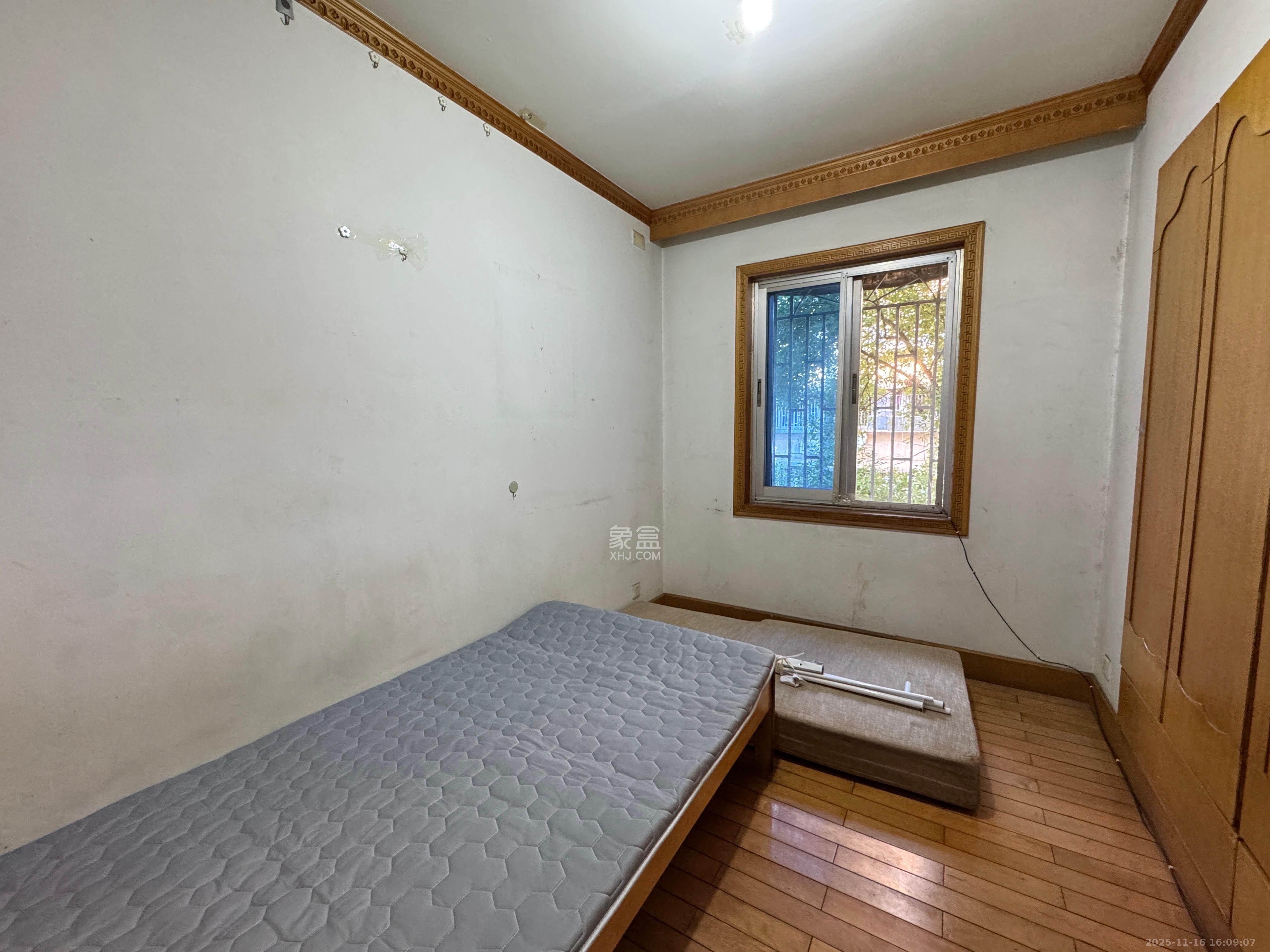 刑警之家  1室2厅1卫    2200.0元/月室内图