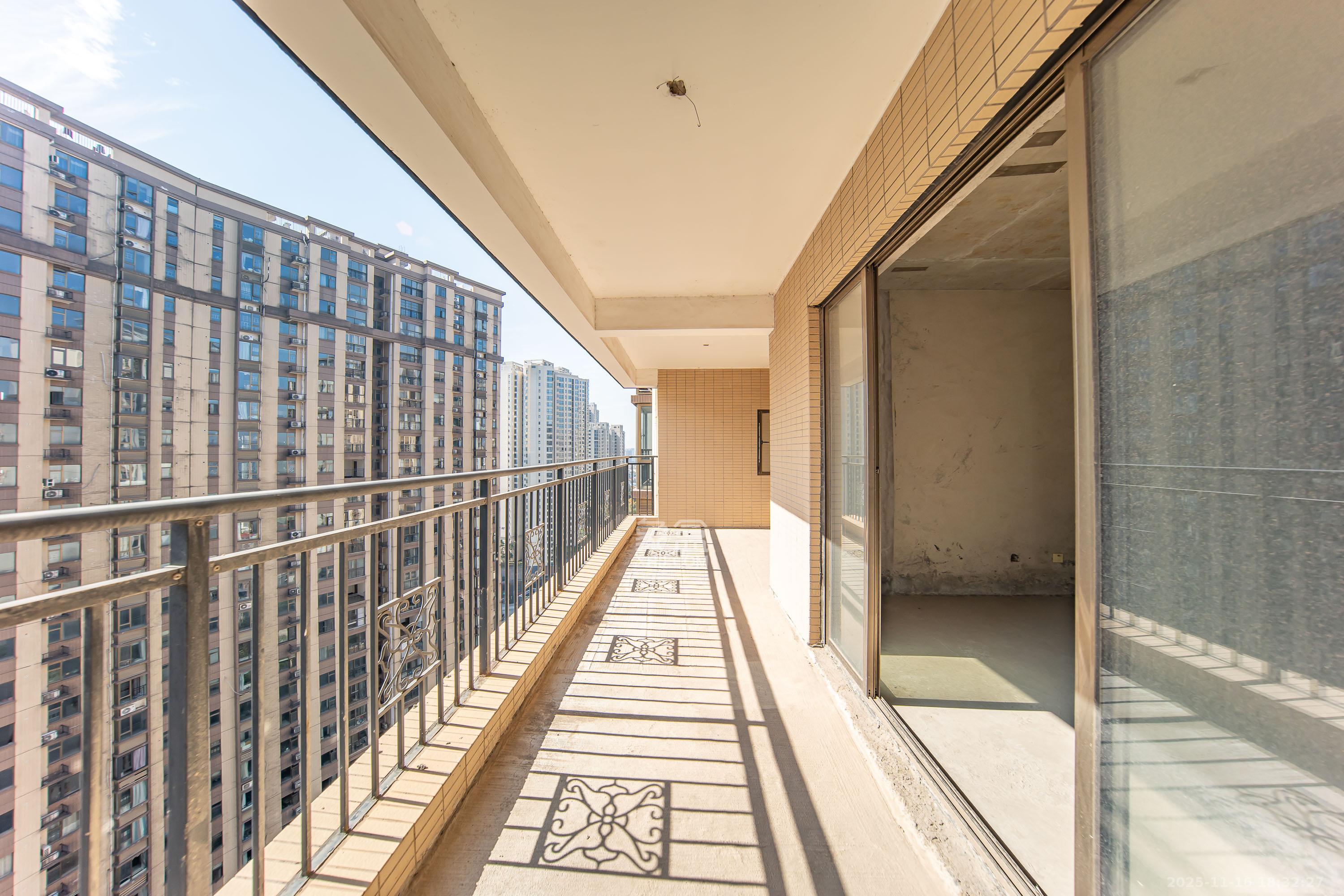 江山帝景雅典  4室2厅1卫    160.0万阳台