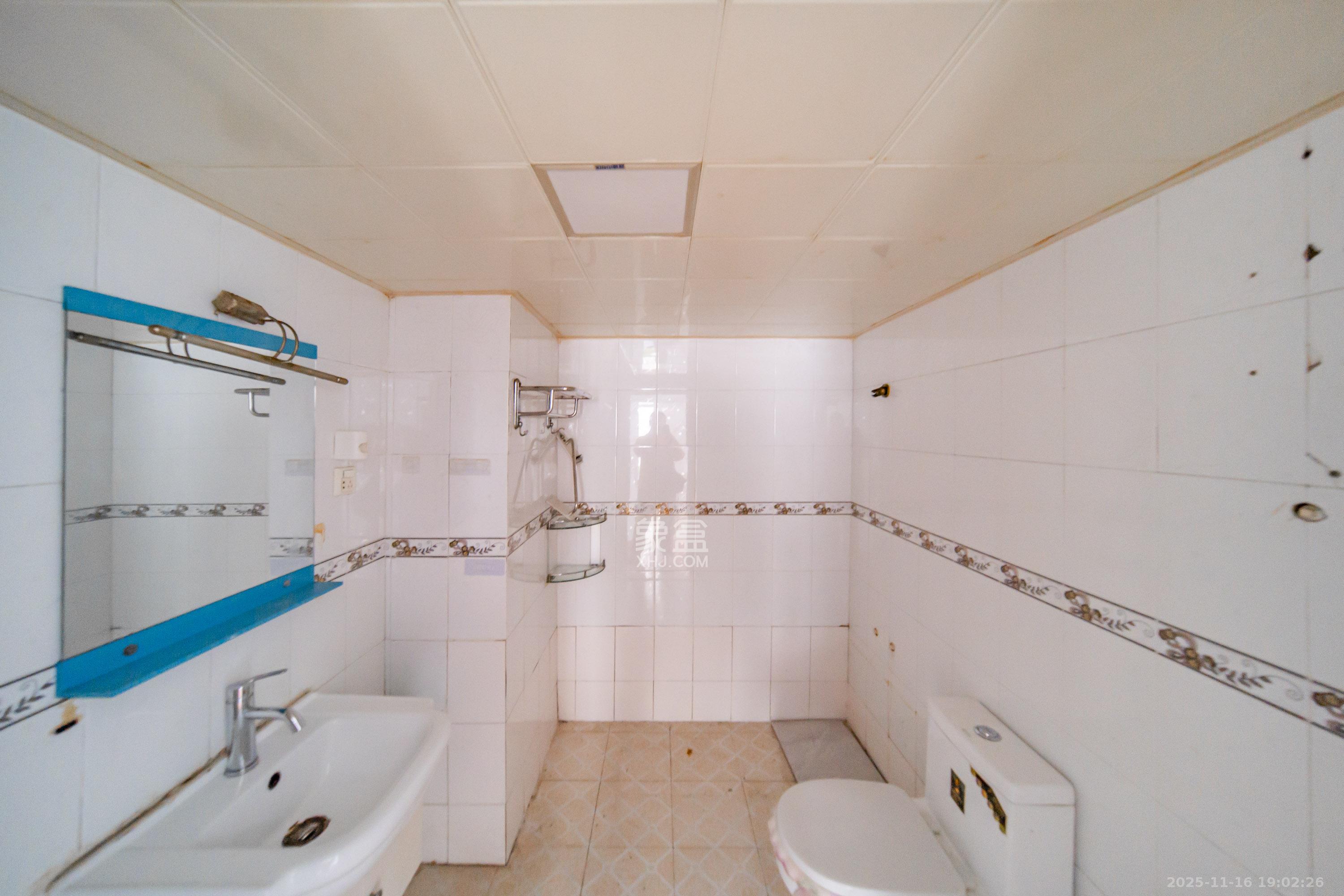 四方小区  3室2厅2卫    70.0万卫生间