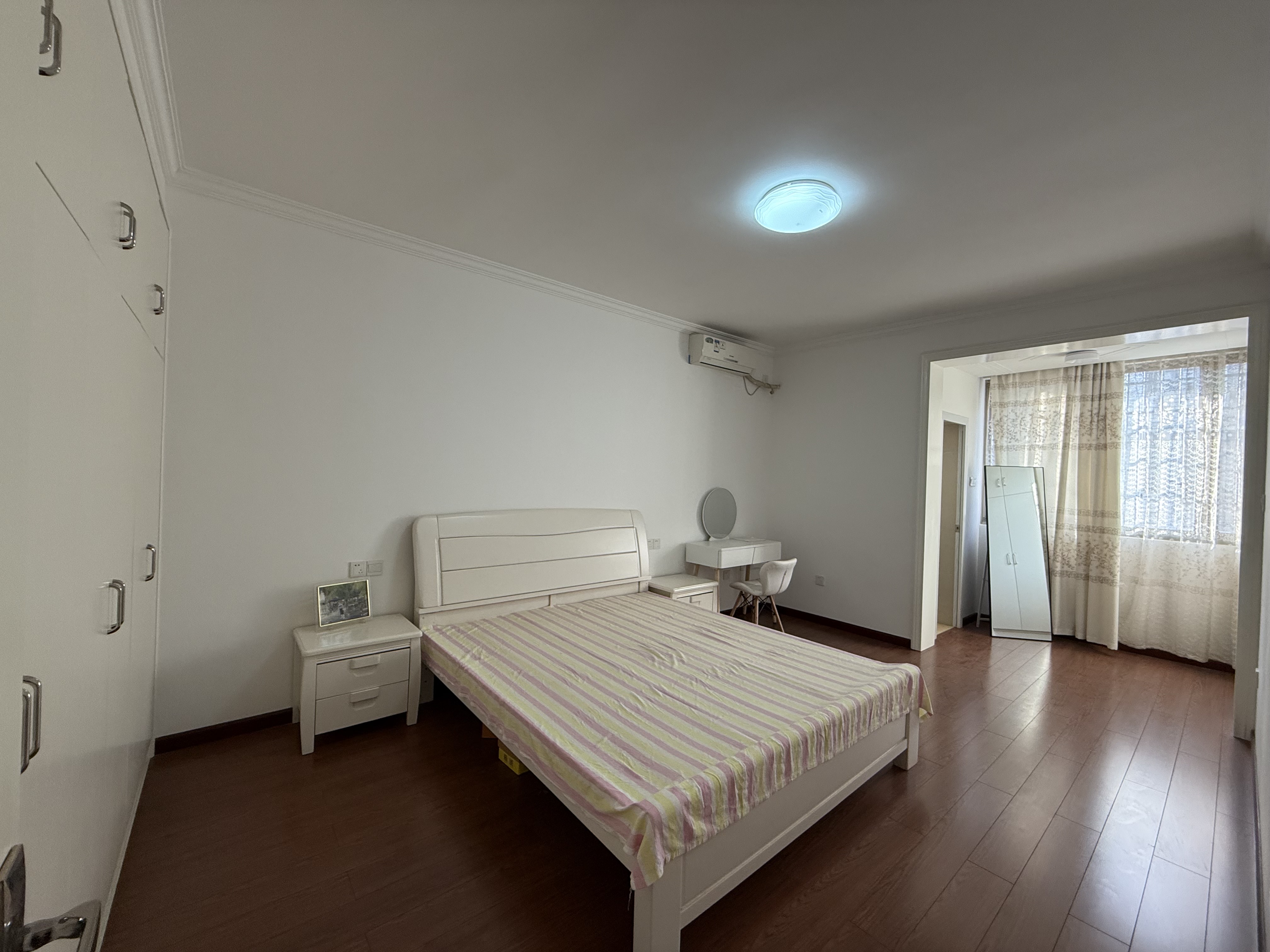 煤气公司家属楼  3室2厅2卫    63.8万客厅