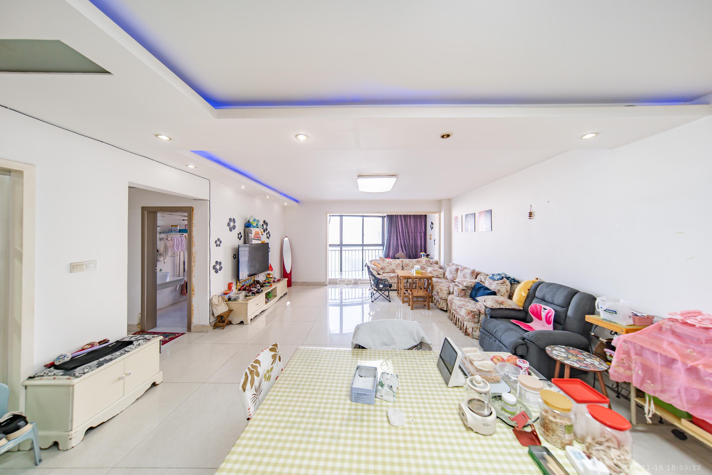 佳阳悦景馨都  4室2厅2卫    94.8万客厅