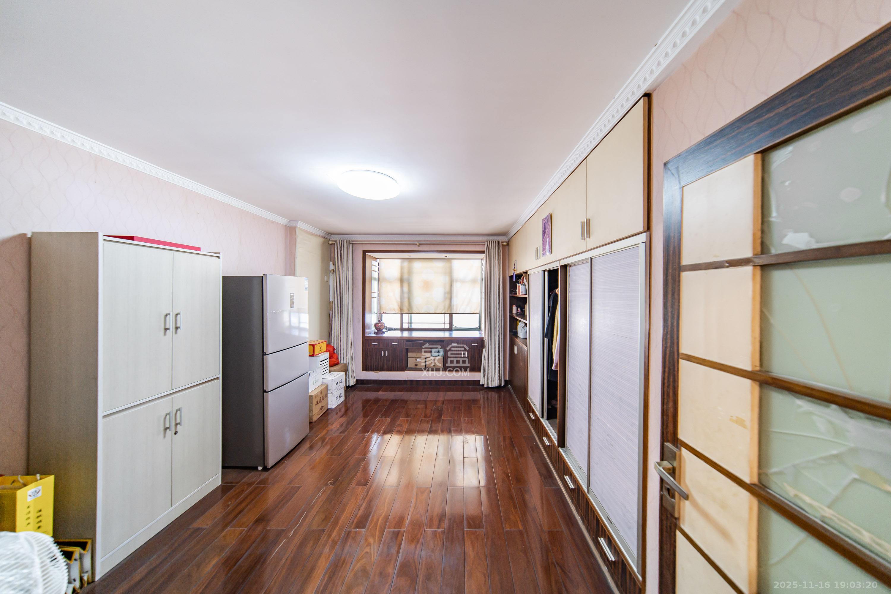 锦绣华天 4室2厅2卫 215.0万 锦绣华天 4室2厅2卫 215.0万卧室