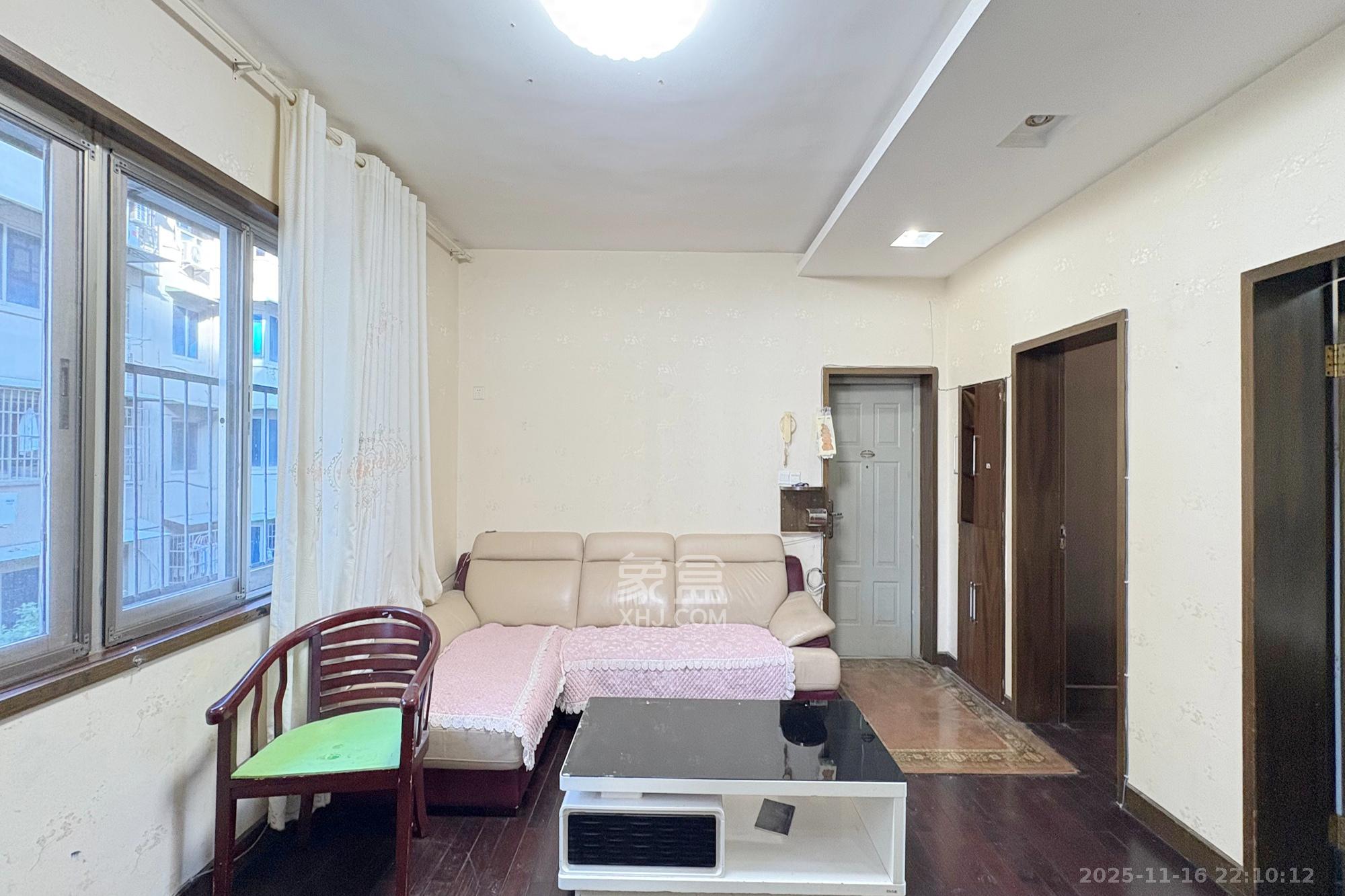 市教委单位房  3室2厅1卫    79.8万客厅