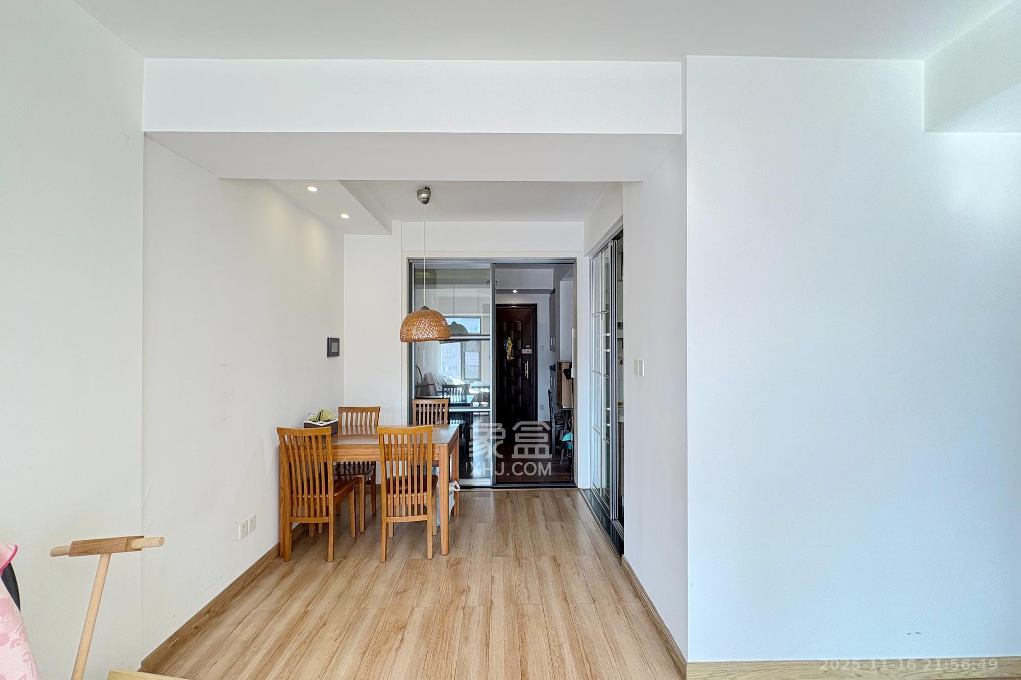 铂宫  3室2厅2卫    138.0万客厅