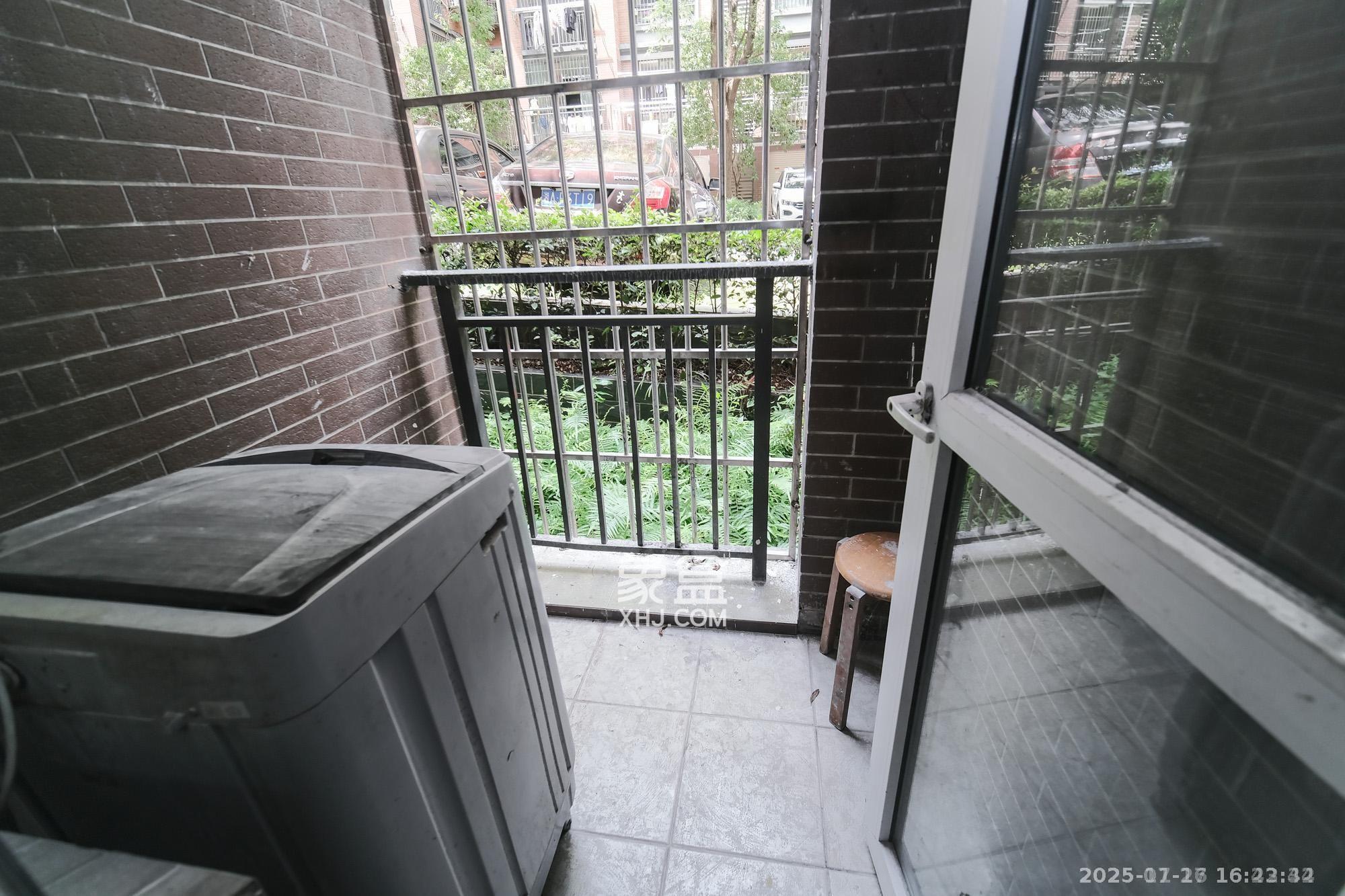 山水湾 3室2厅1卫 1600.0元/月 山水湾 3室2厅1卫 1600.0元/月室内图