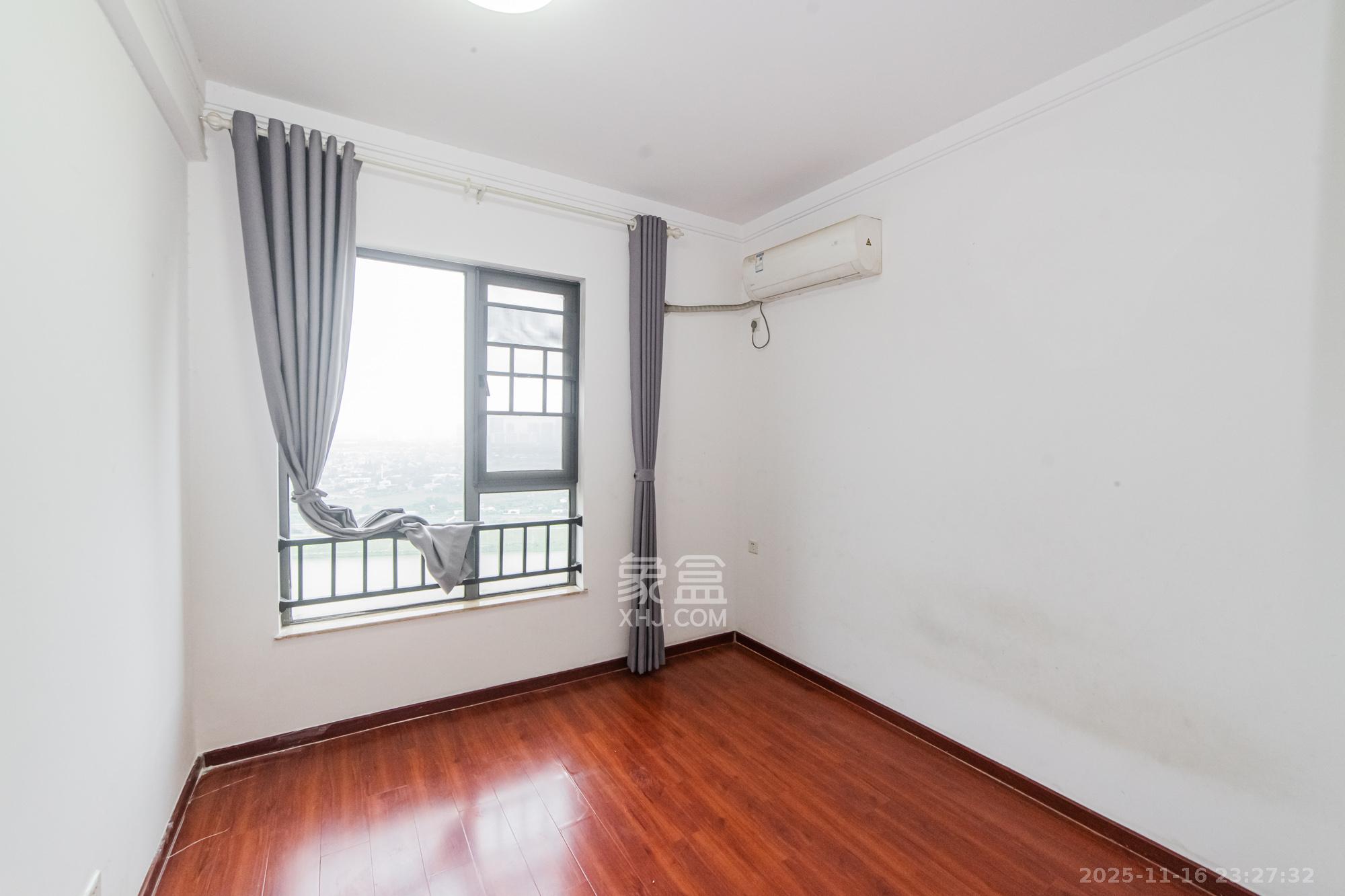 珠江郦城薰衣道 4室2厅2卫 132.0万 珠江郦城薰衣道 4室2厅2卫 132.0万卧室