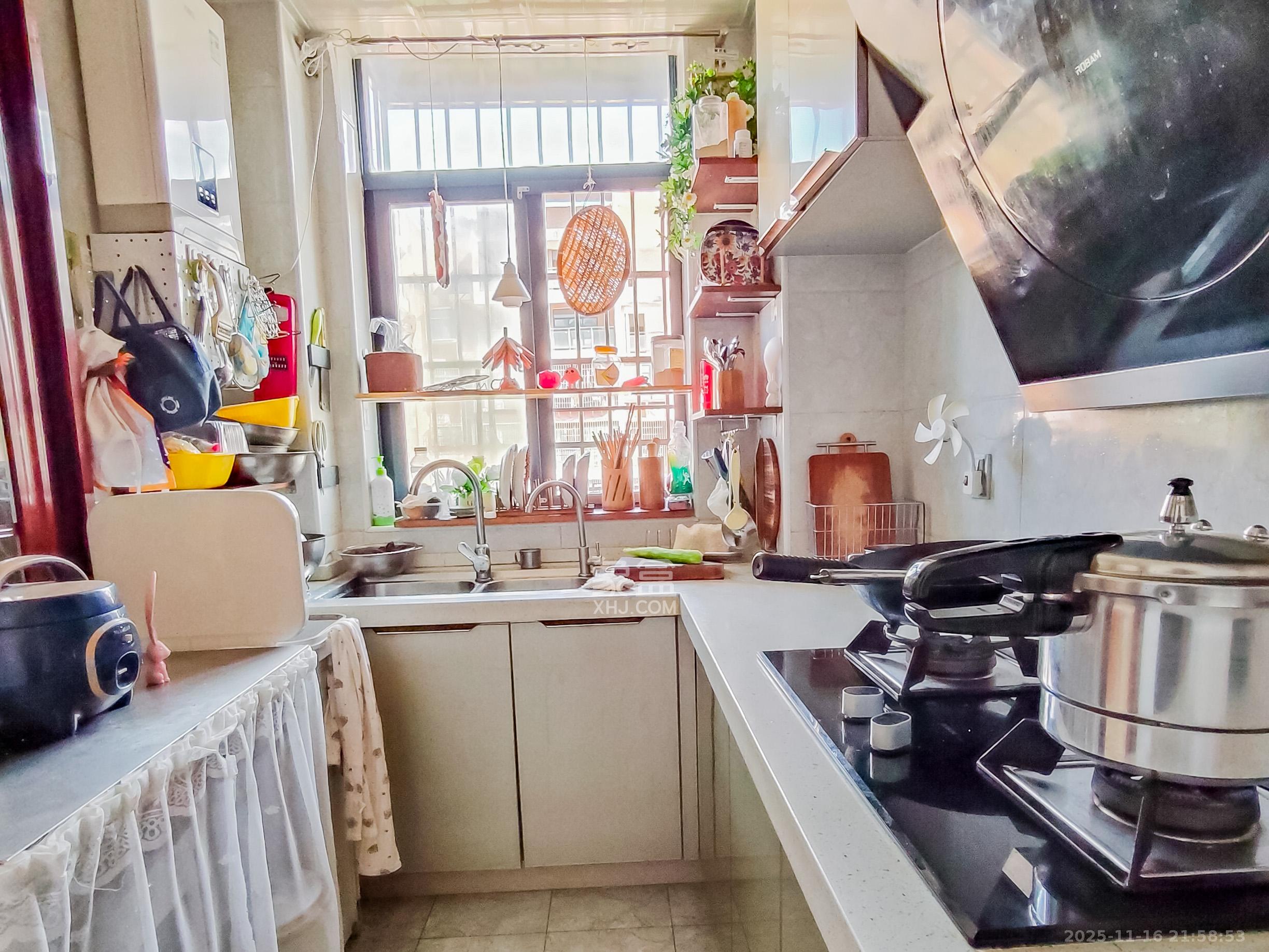 岸芷汀兰  4室2厅2卫    70.0万厨房