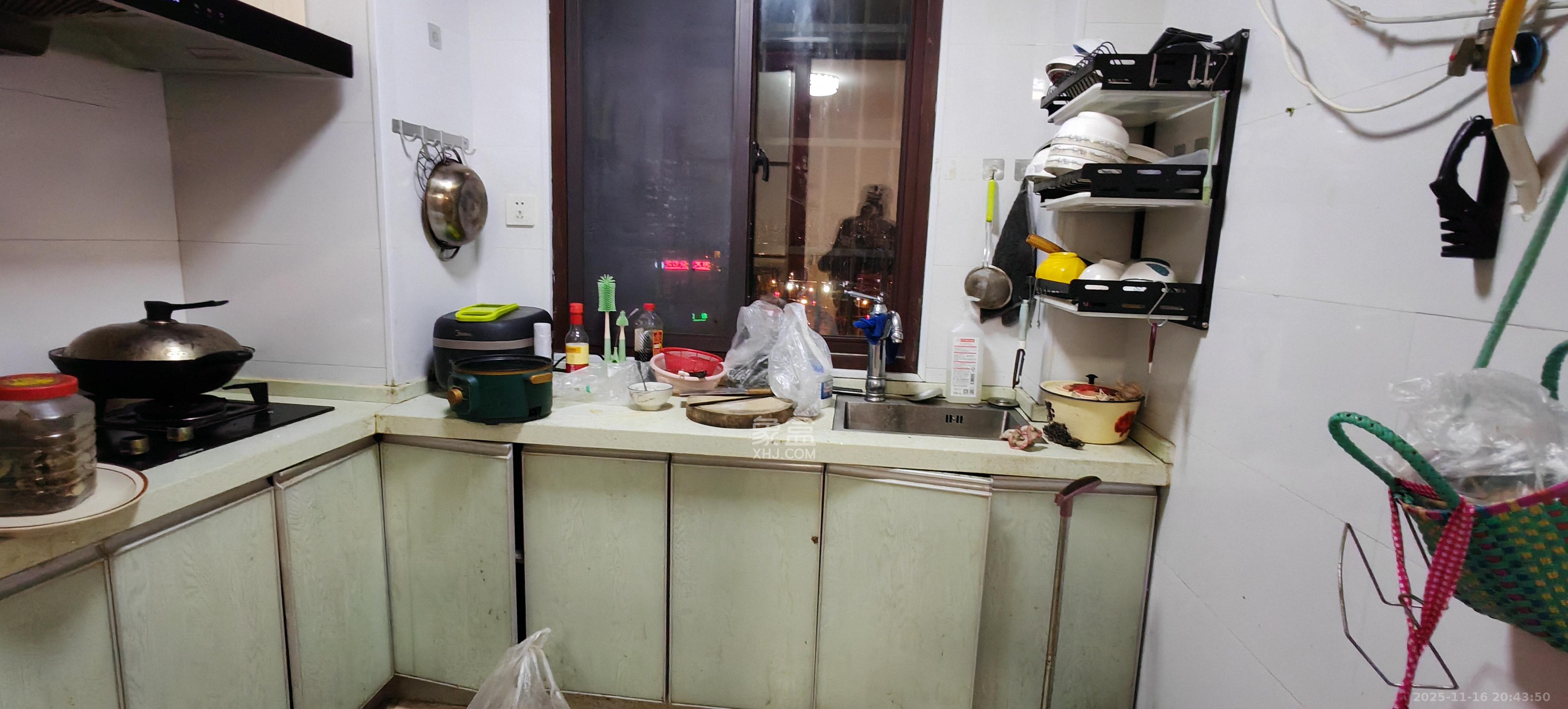 东方美地  3室2厅2卫    2300.0元/月