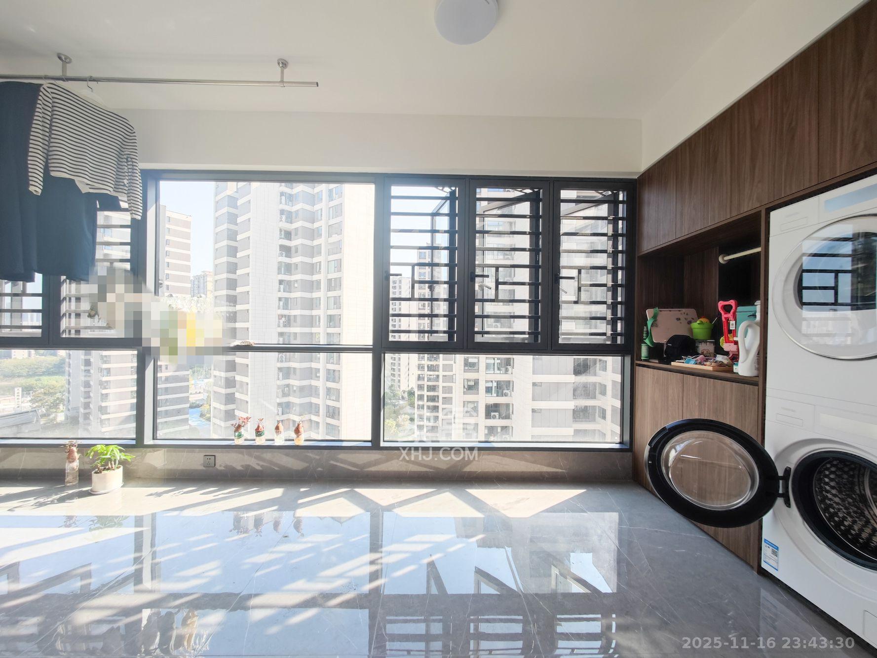 金地都会风華  3室2厅2卫    138.0万阳台