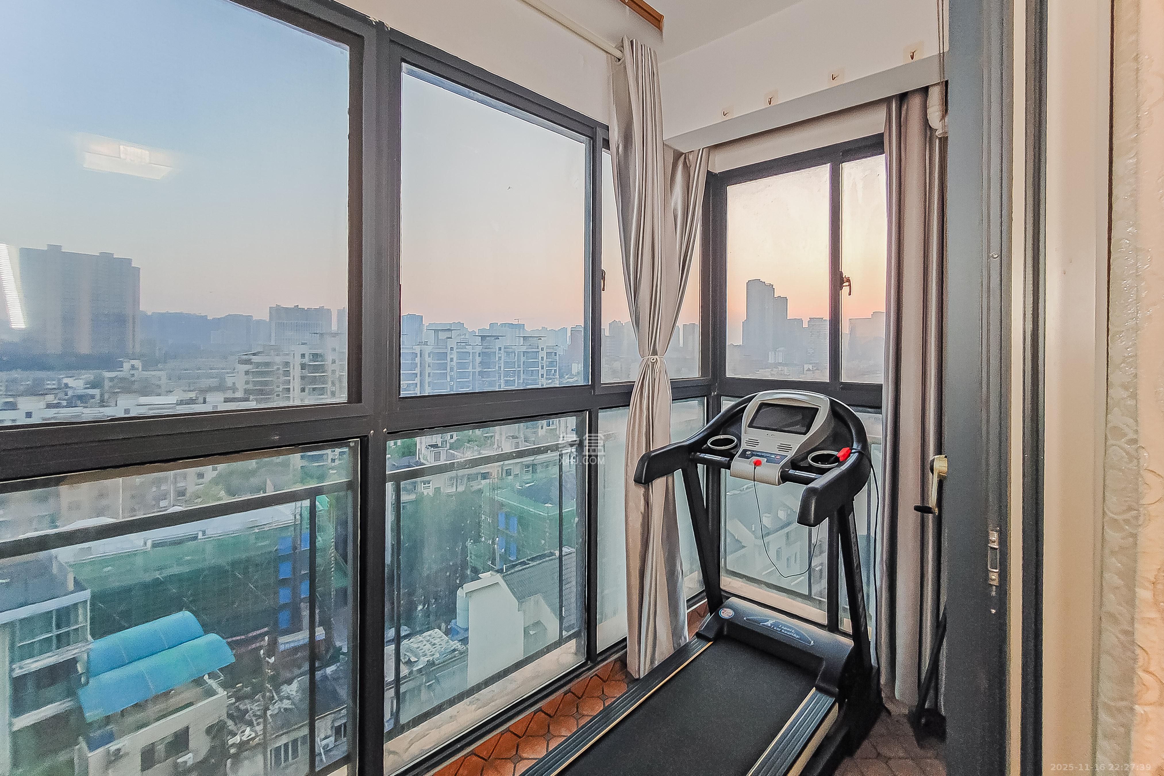 钱隆首府(福晟御园) 3室2厅2卫 135.0万 钱隆首府(福晟御园) 3室2厅2卫 135.0万阳台