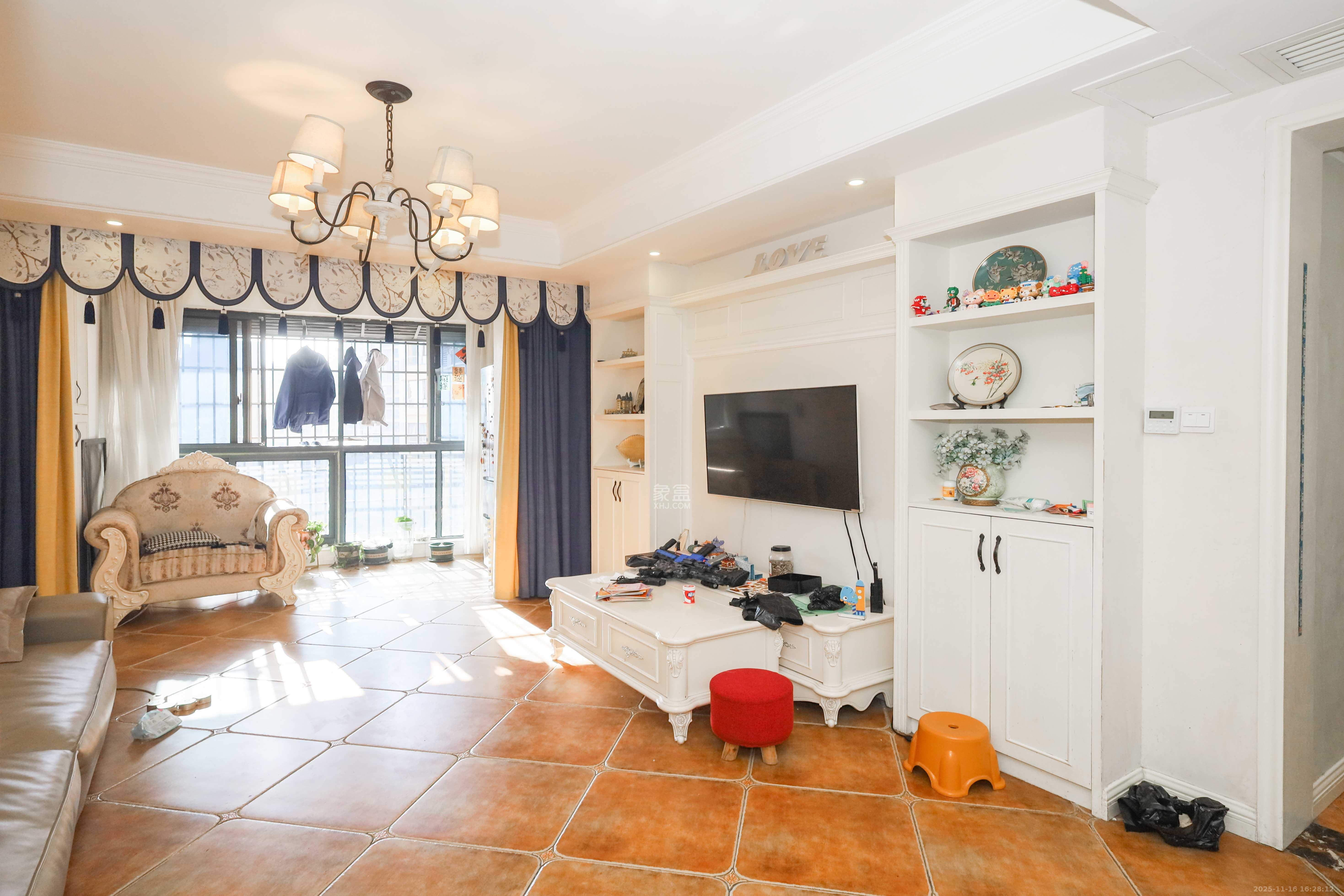 保利麓谷林语C区 4室2厅1卫 120.0万 保利麓谷林语C区 4室2厅1卫 120.0万客厅