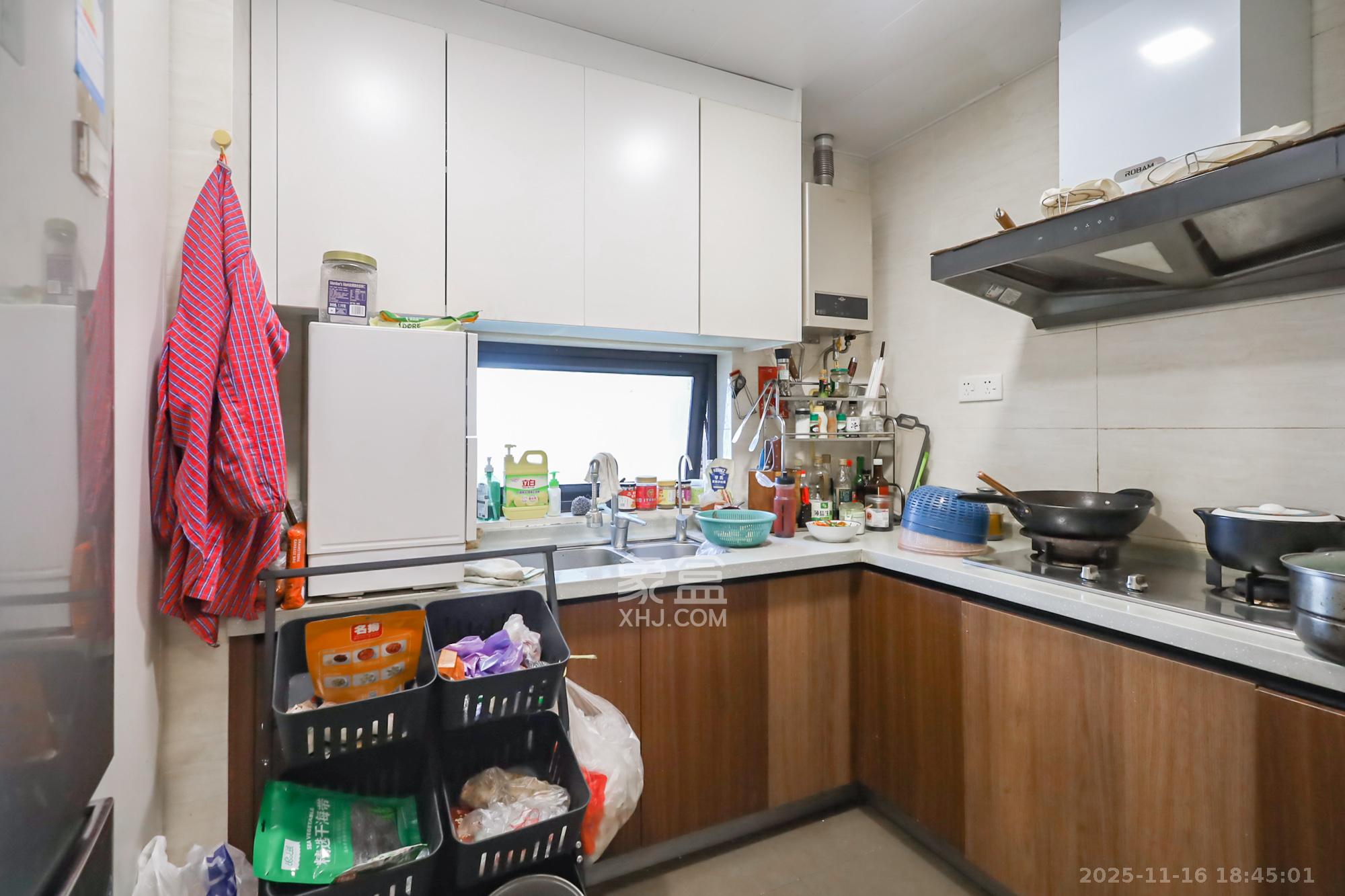 万科里金域国际  4室2厅2卫    220.0万厨房