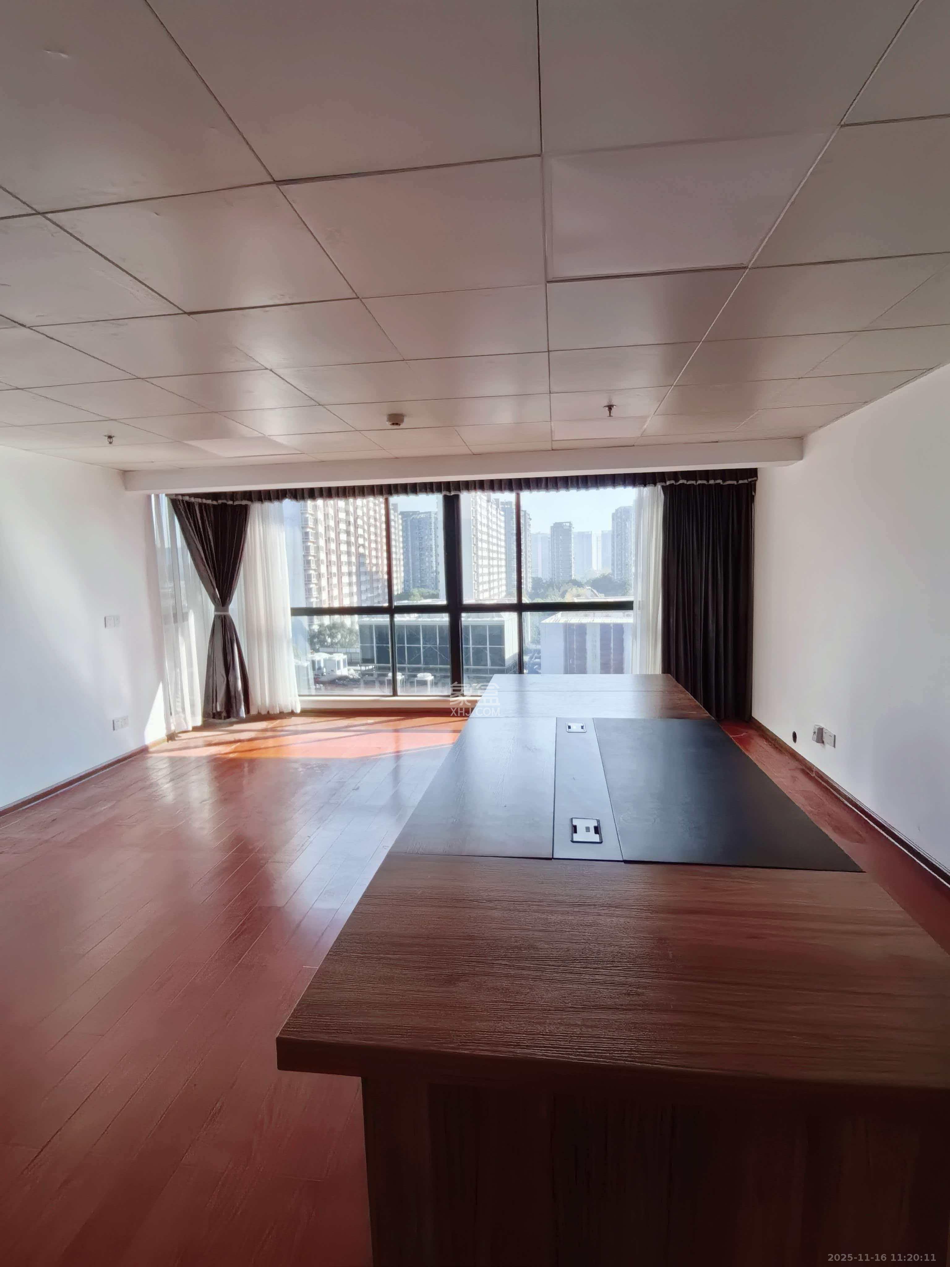 标志商务中心  1室1厅1卫    1400.0元/月室内图