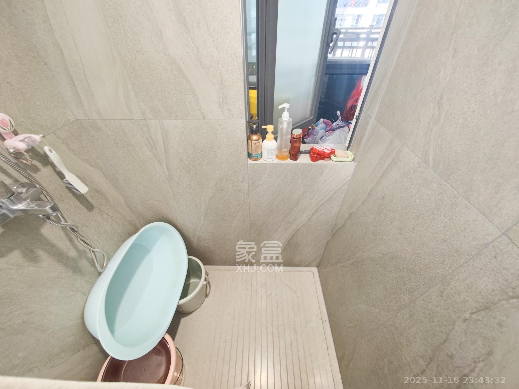 金地都会风華  3室2厅2卫    138.0万卫生间