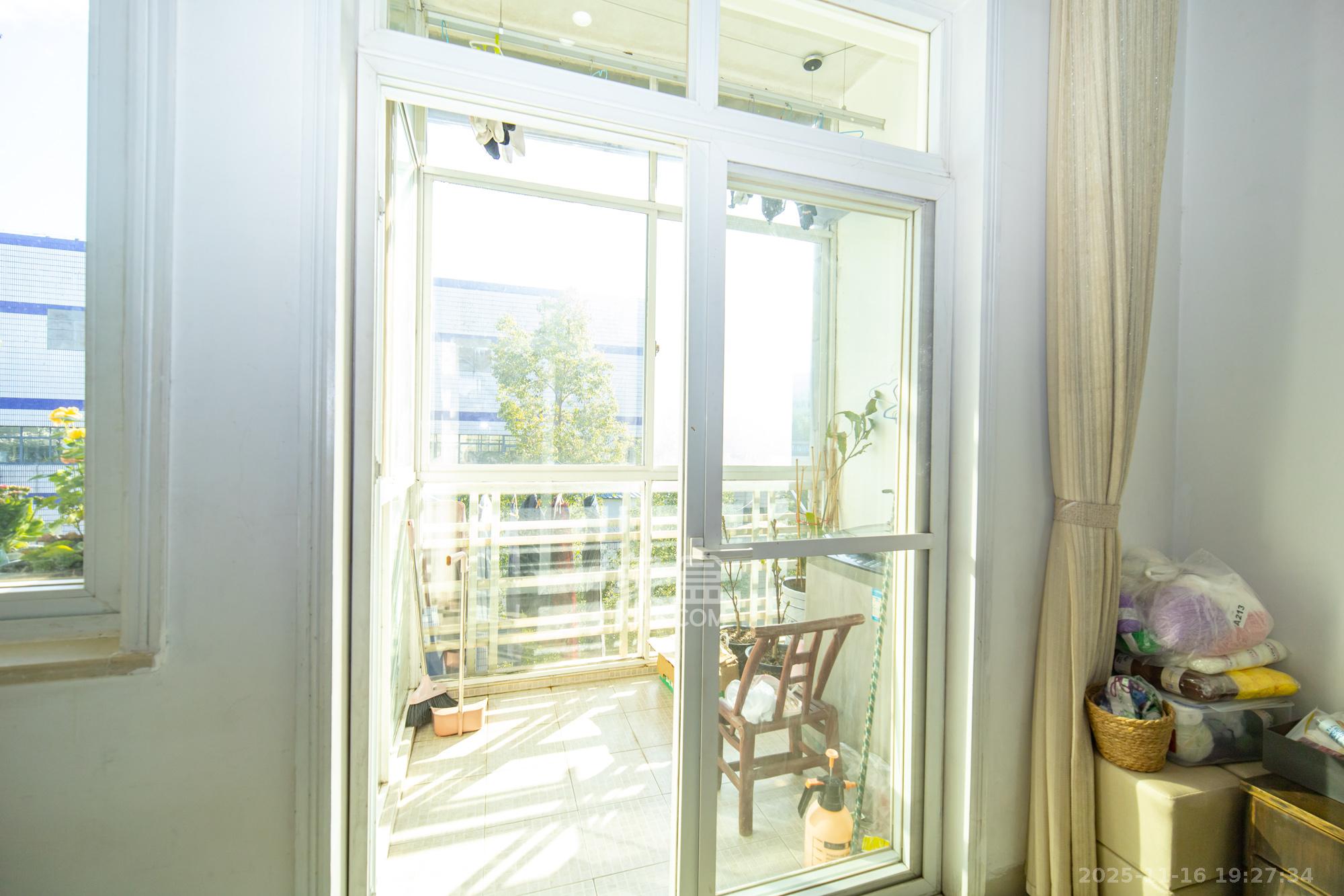 山水芙蓉国际新城 5室2厅2卫 68.0万 山水芙蓉国际新城 5室2厅2卫 68.0万阳台