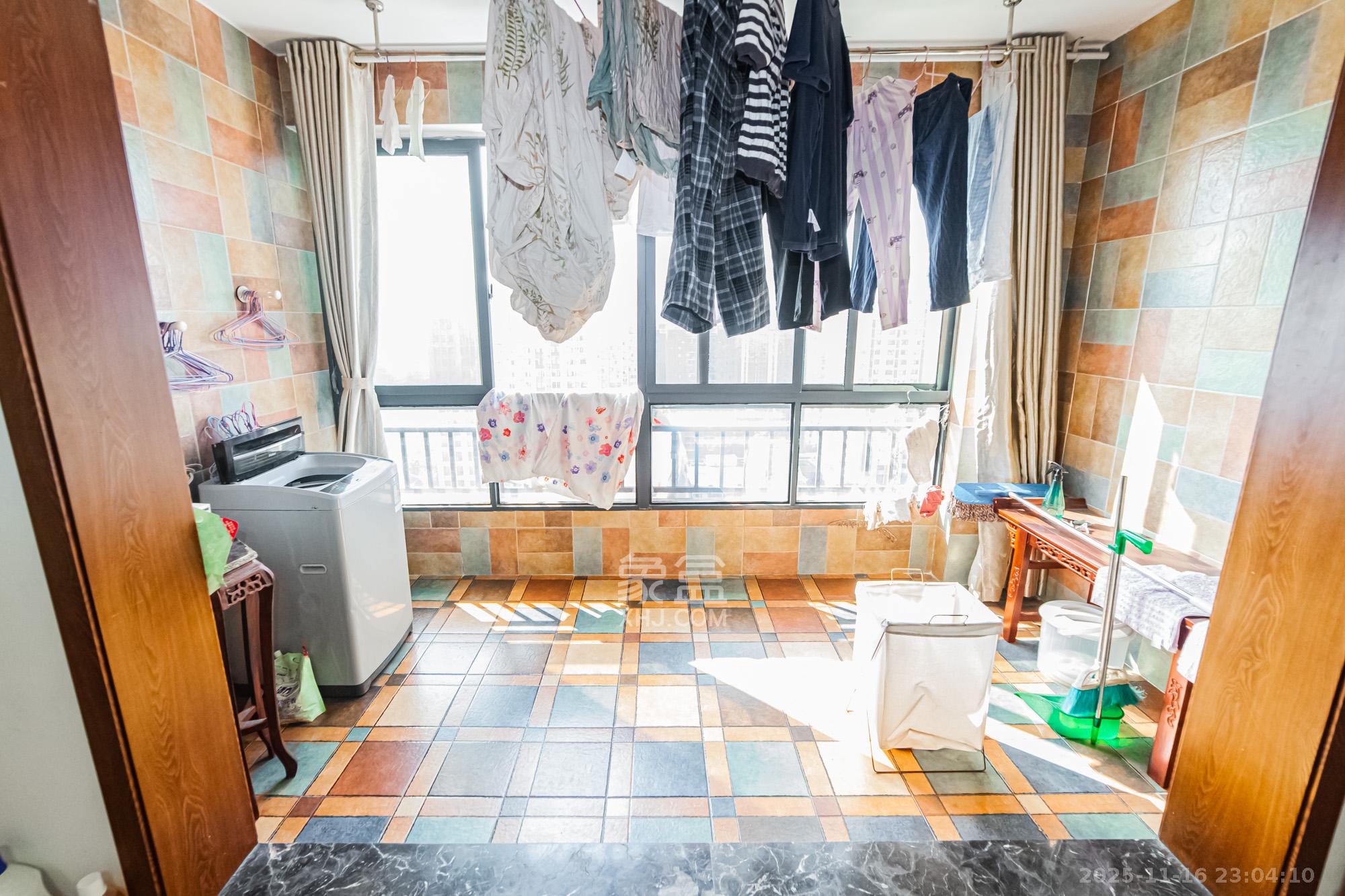 万国城(当代满庭春MOMA)二期 2室2厅1卫 65.0万 万国城(当代满庭春MOMA)二期 2室2厅1卫 65.0万阳台