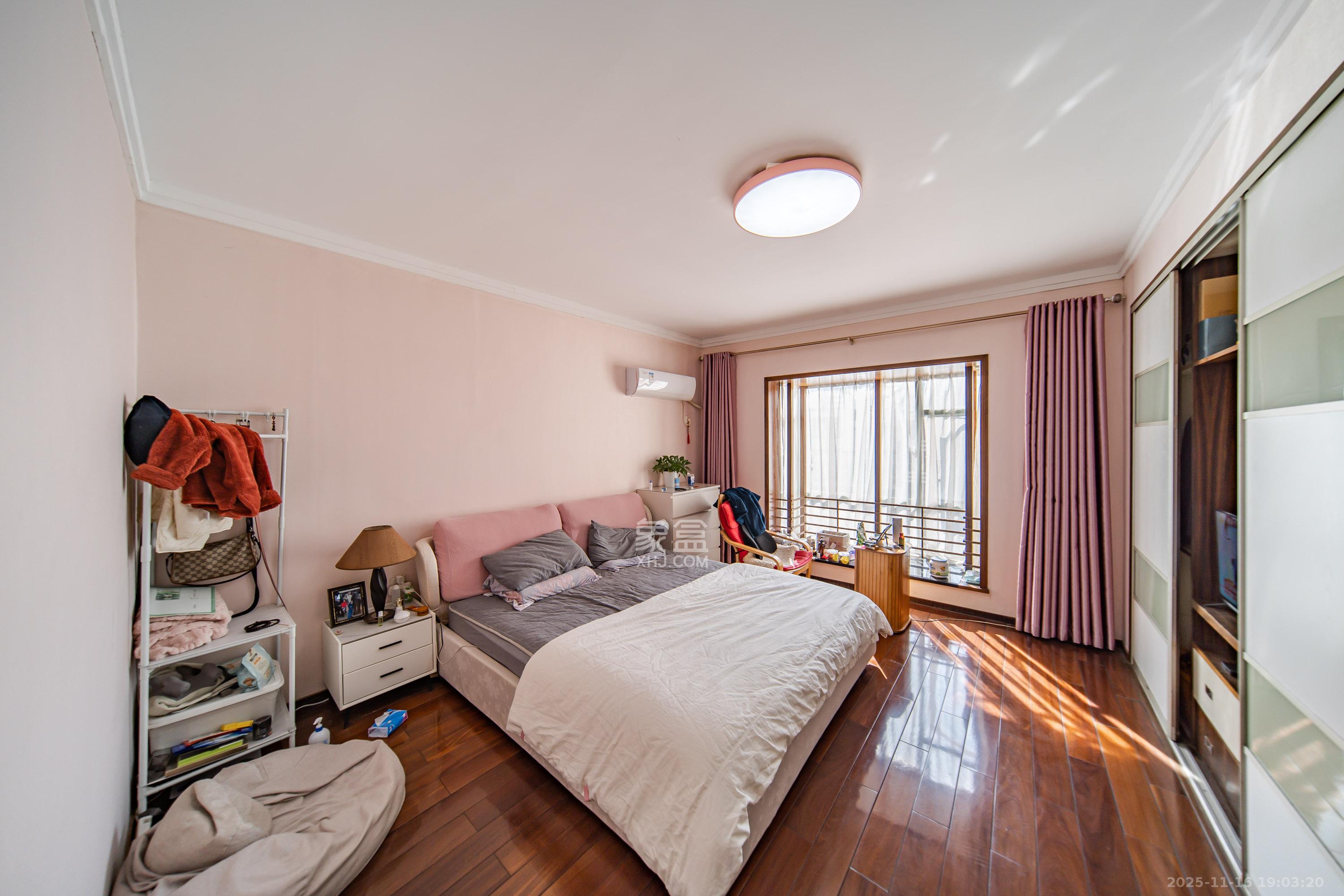 锦绣华天  4室2厅2卫    215.0万卧室