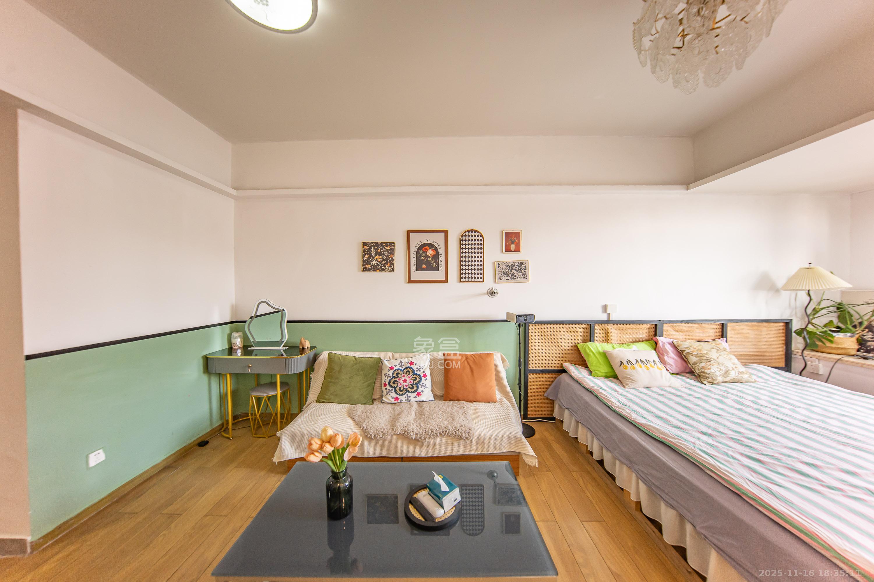 米兰春天 1室1厅1卫 16.8万 米兰春天 1室1厅1卫 16.8万客厅