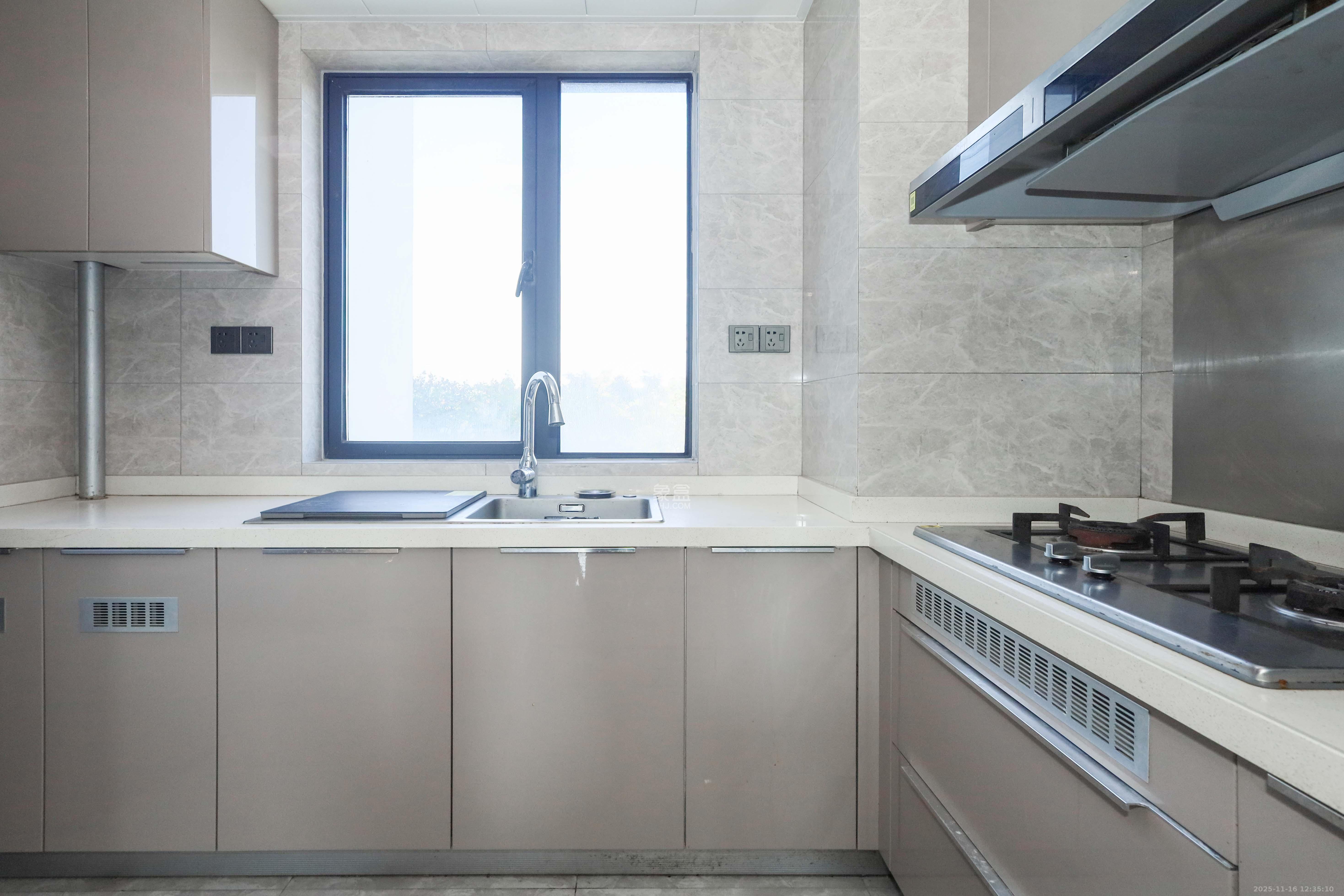 梅溪悦章  4室2厅2卫    135.0万厨房