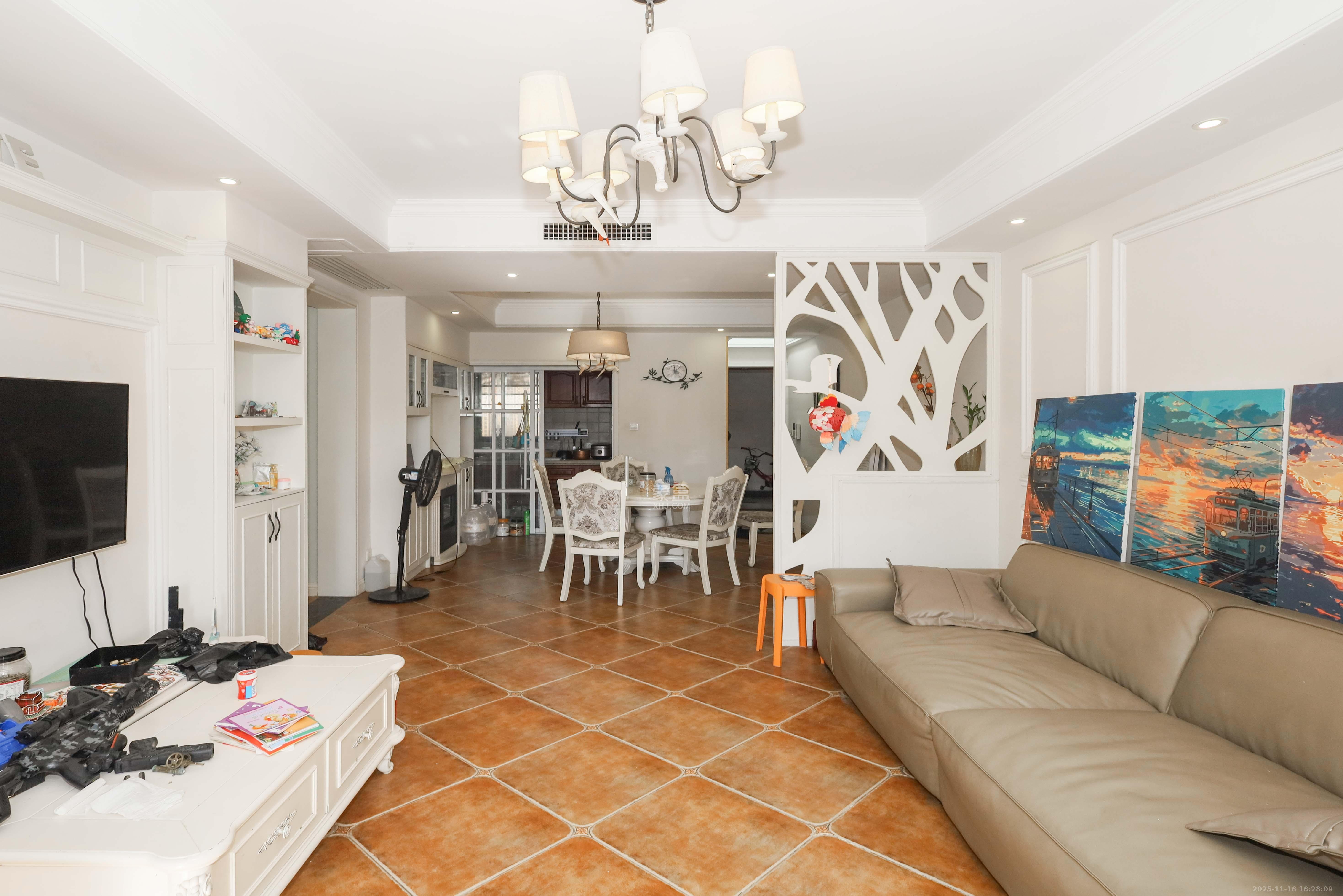 保利麓谷林语C区 4室2厅1卫 120.0万 保利麓谷林语C区 4室2厅1卫 120.0万客厅