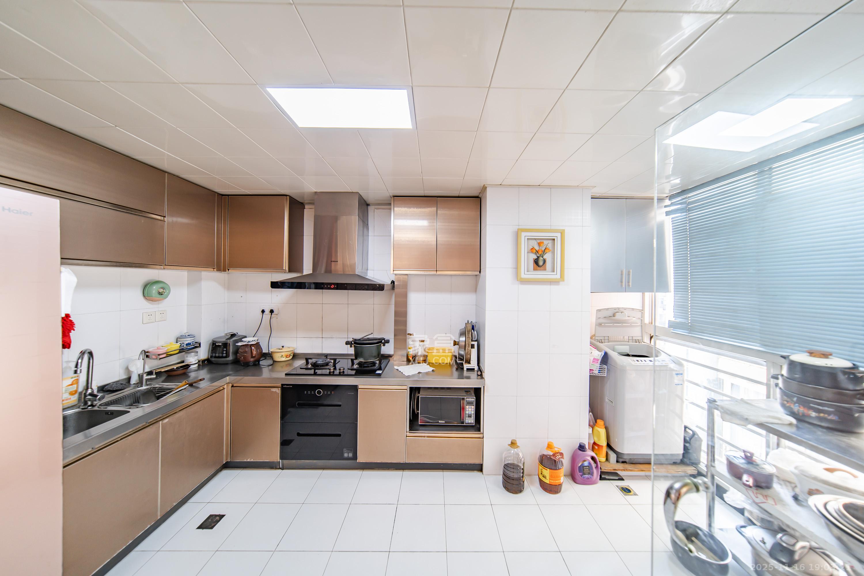 锦绣华天 4室2厅2卫 215.0万 锦绣华天 4室2厅2卫 215.0万厨房