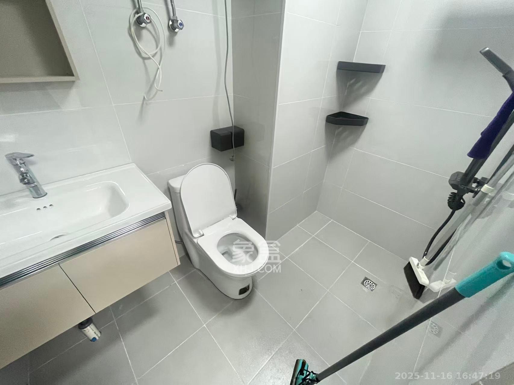 绿地商务广场  1室1厅1卫    1700.0元/月室内图