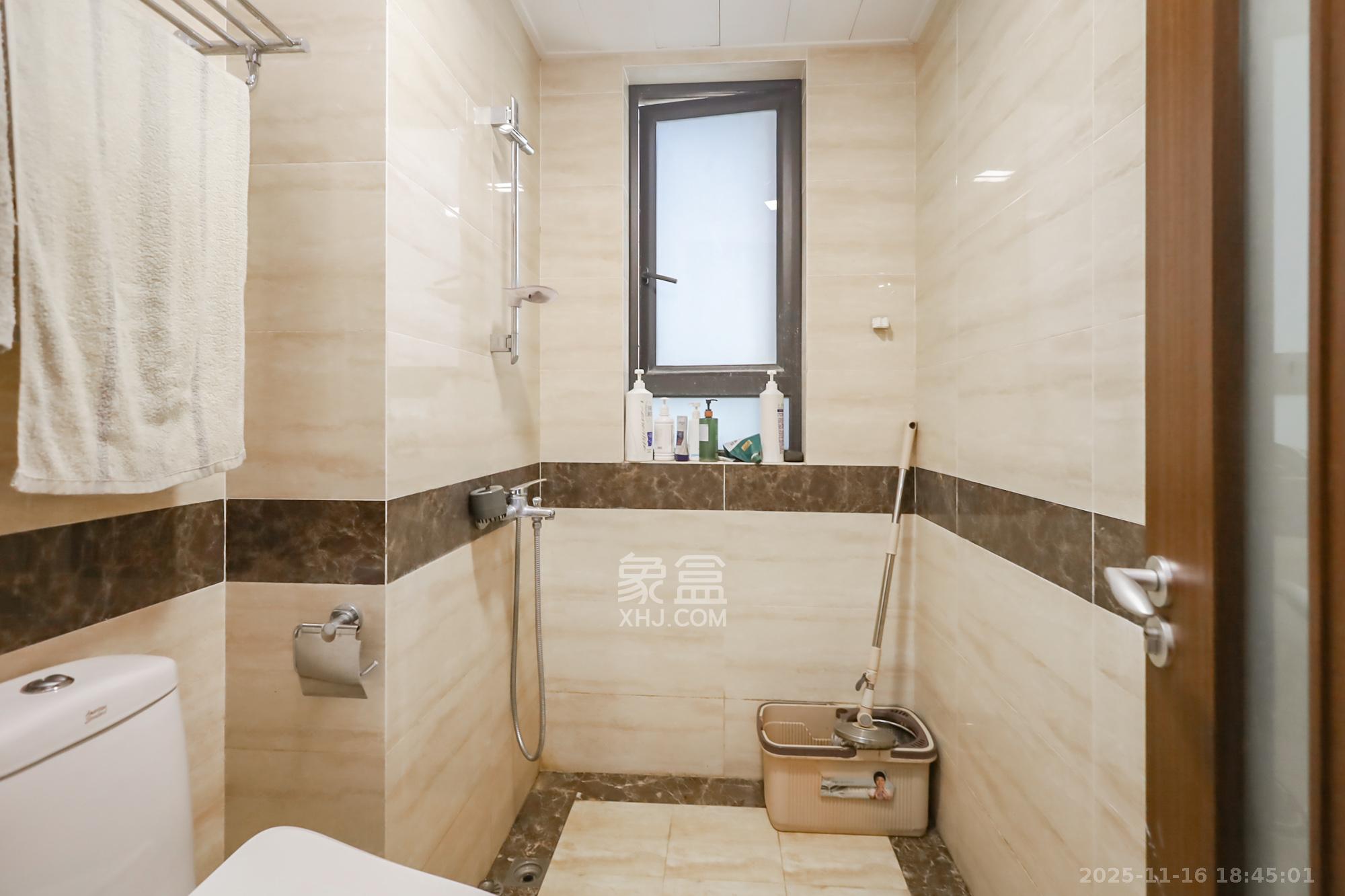 万科里金域国际  4室2厅2卫    220.0万卫生间