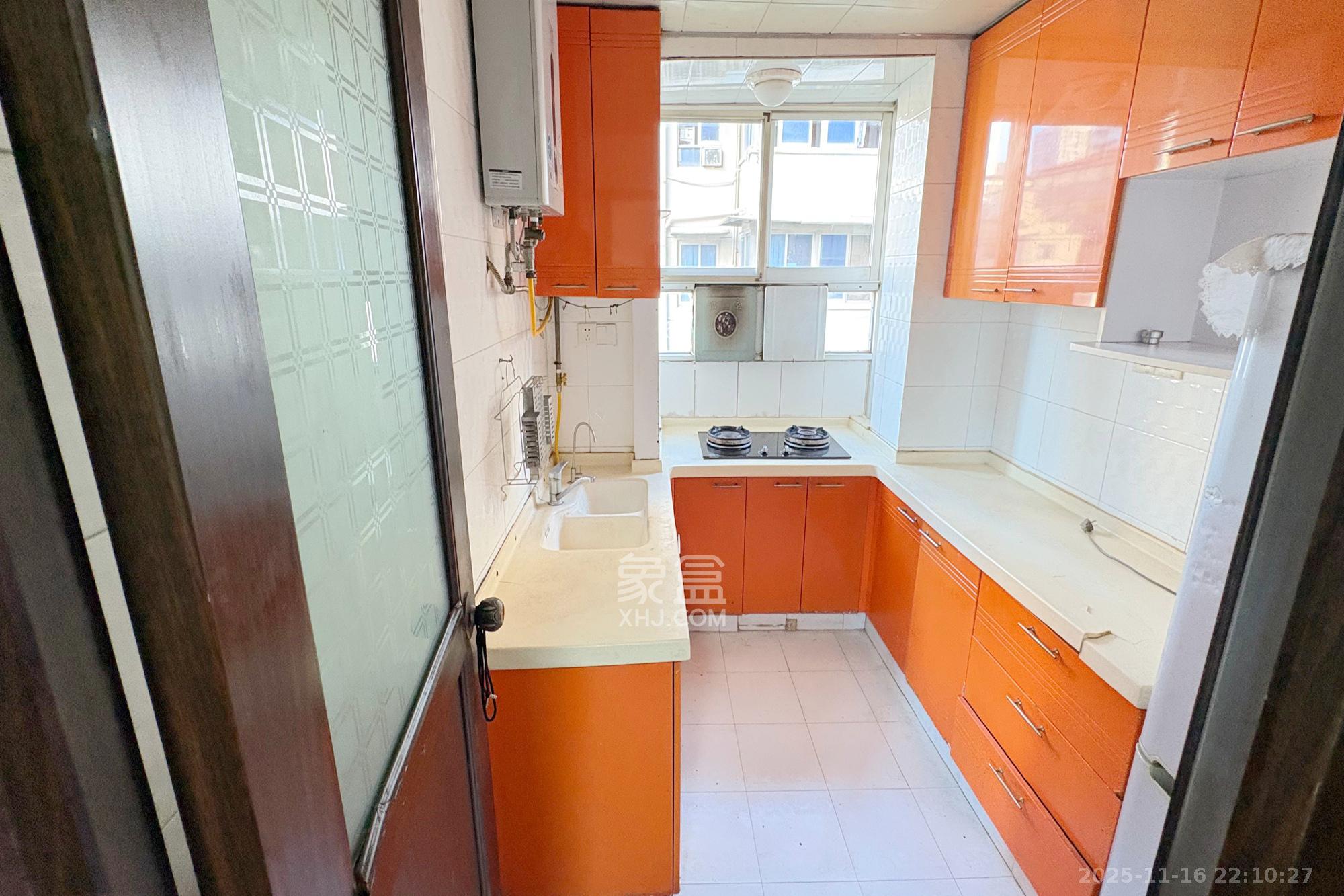 市教委单位房  3室2厅1卫    79.8万厨房