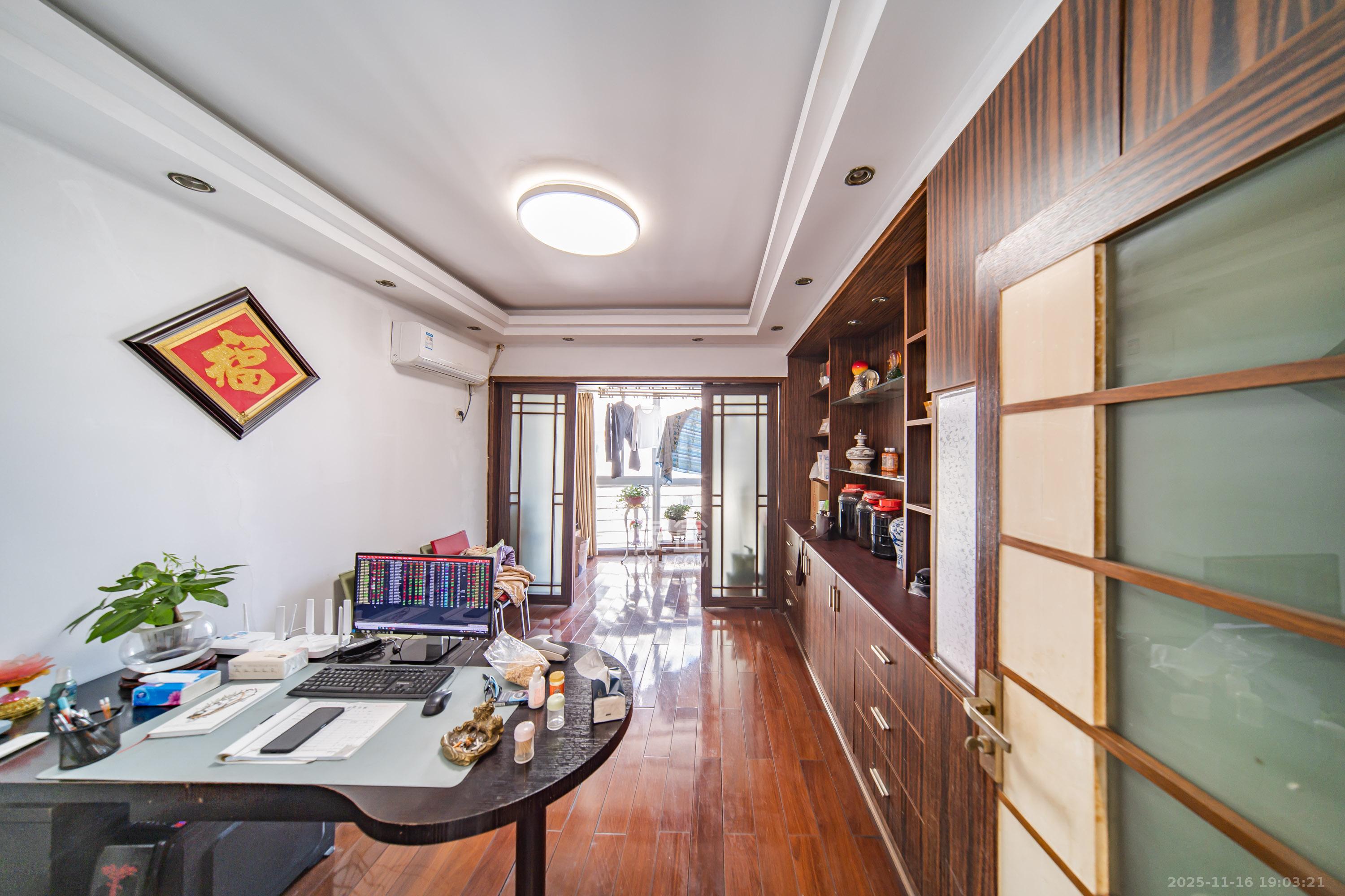 锦绣华天  4室2厅2卫    215.0万卧室