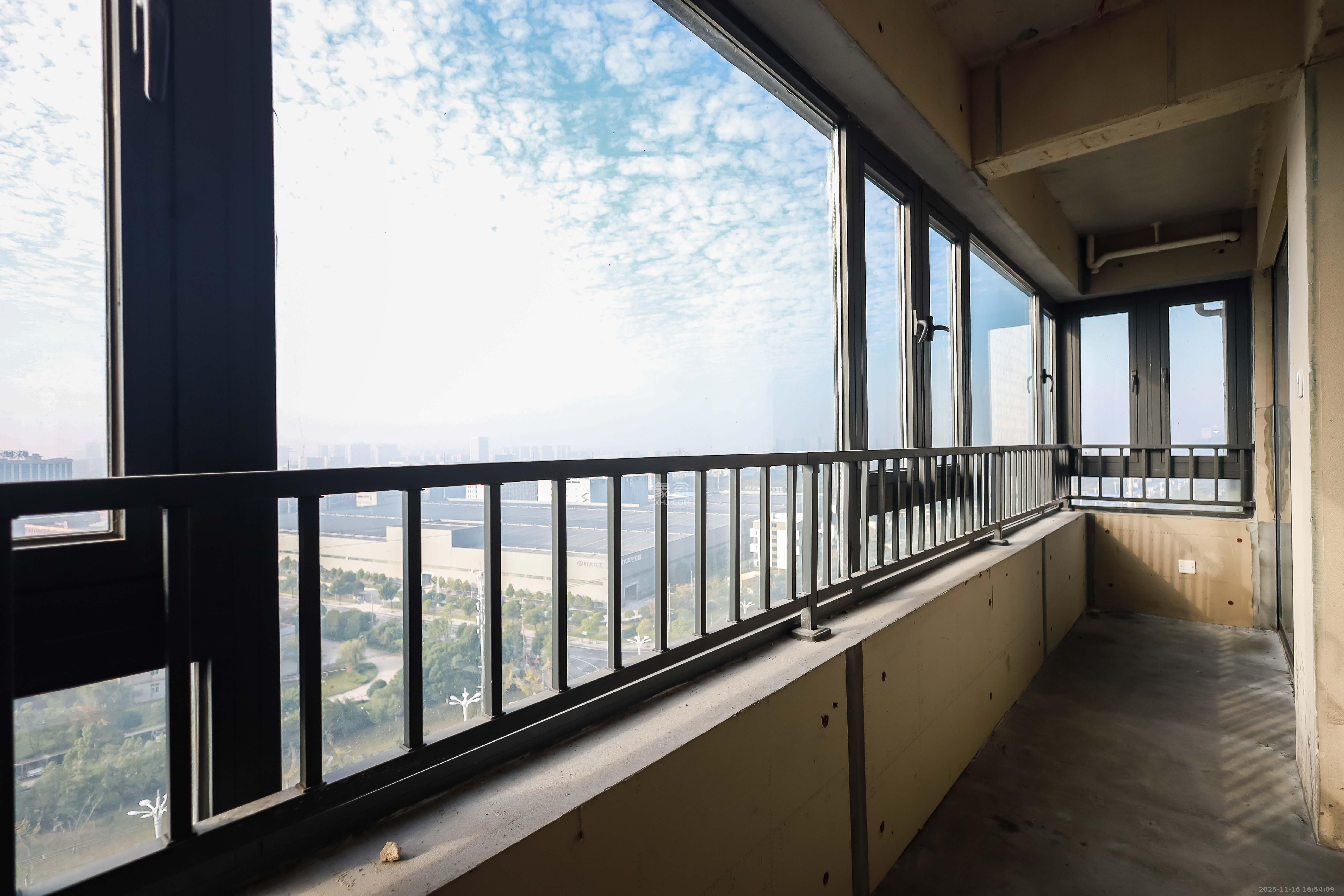 保利恒伟时光印象 3室2厅2卫 106.0万 保利恒伟时光印象 3室2厅2卫 106.0万阳台