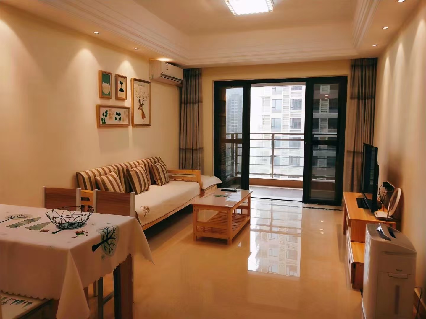 滨江海岸三期  1室2厅1卫    2600.0元/月室内图