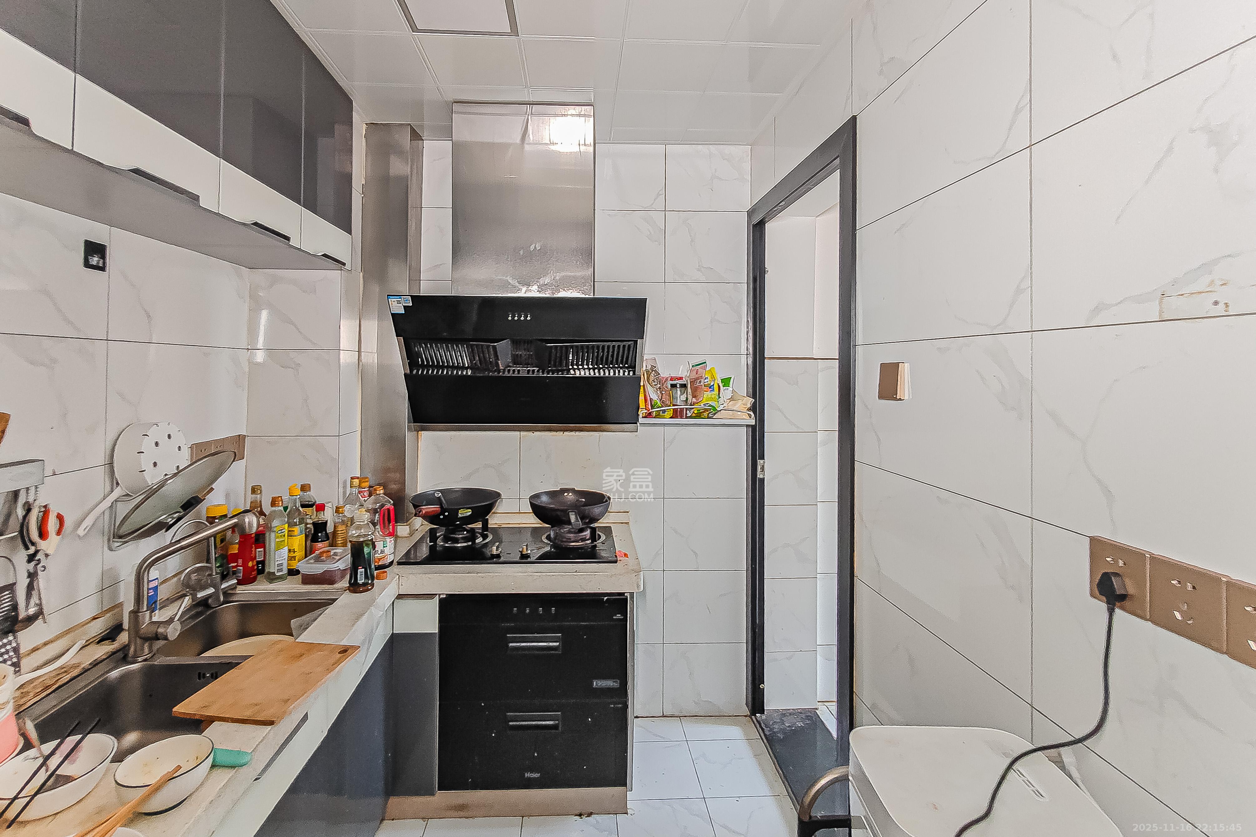 江南华府  3室2厅1卫    90.0万厨房