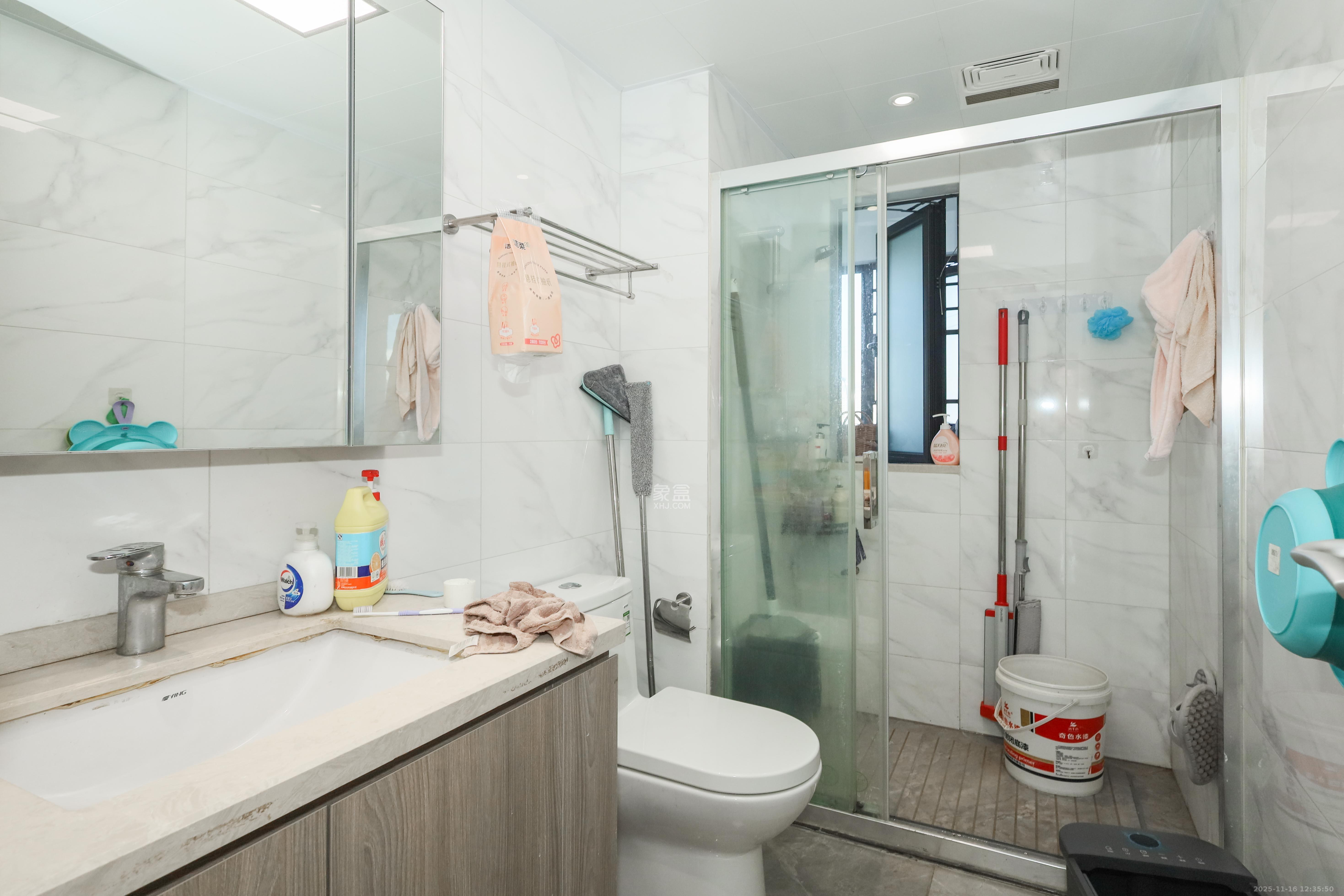 越秀亲爱里  4室2厅2卫    135.0万卫生间