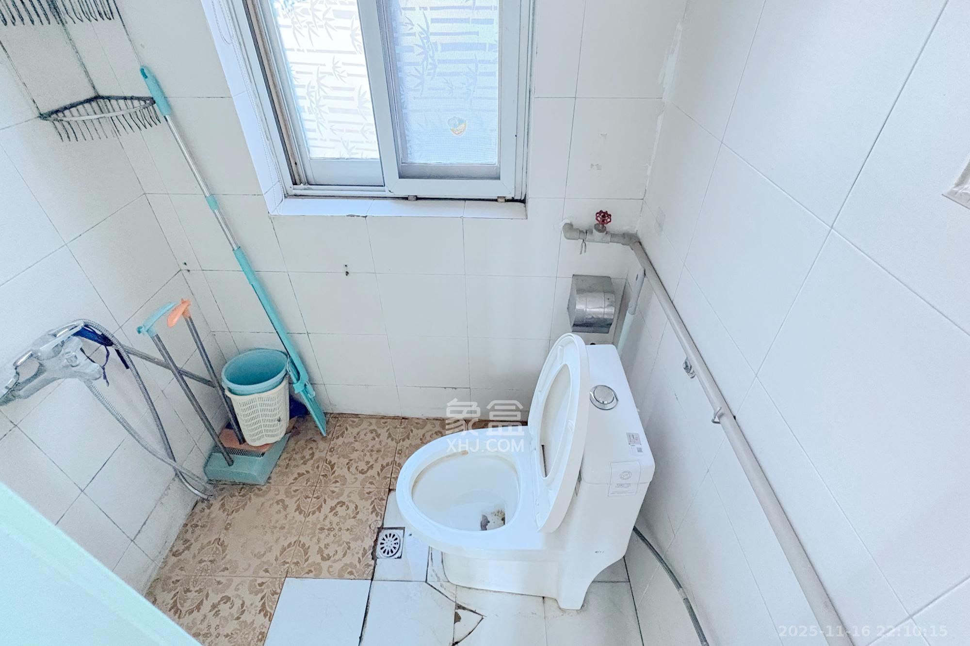 市教委单位房  3室2厅1卫    79.8万卫生间