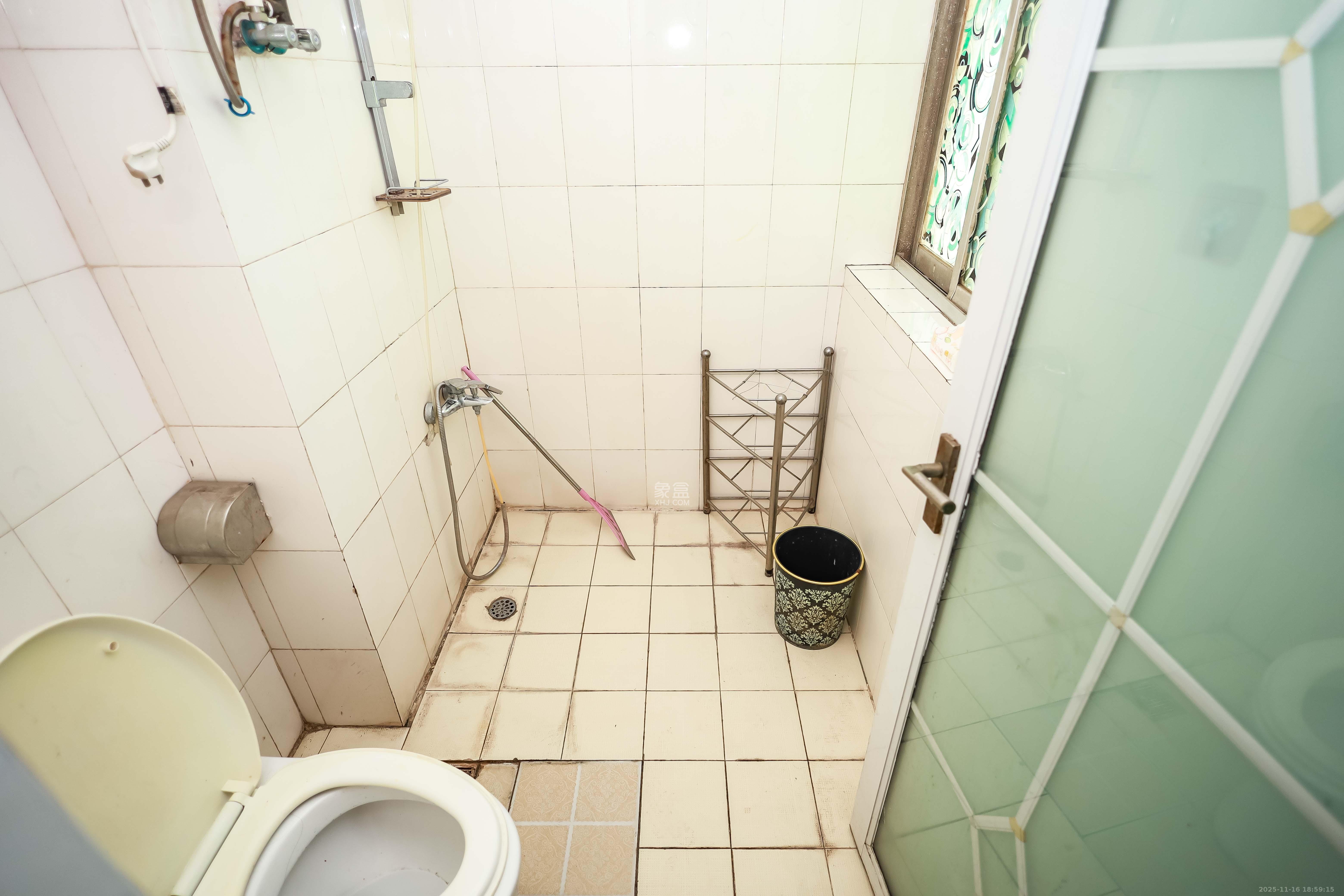 咸嘉新村嘉明苑 5室2厅2卫 105.0万 咸嘉新村嘉明苑 5室2厅2卫 105.0万卫生间