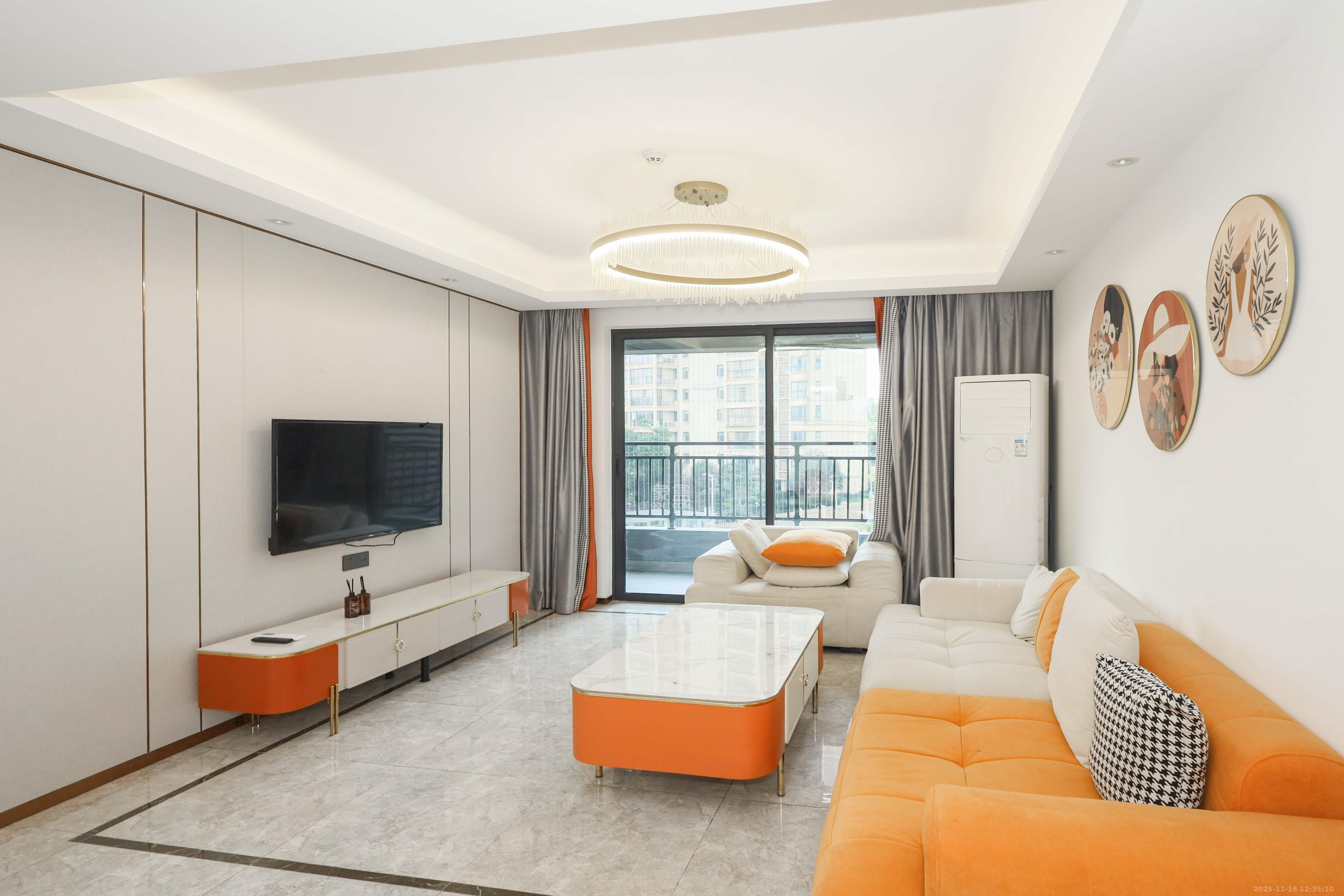 梅溪悦章  4室2厅2卫    135.0万客厅