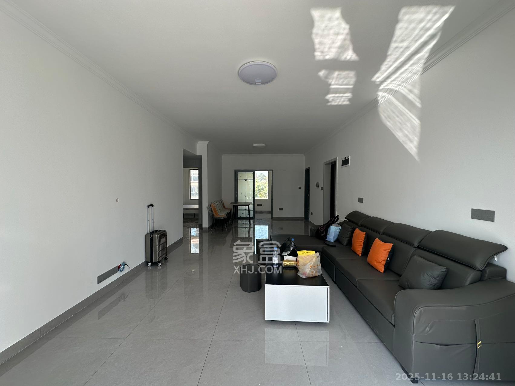 绿地海外滩二期  3室1厅1卫    2400.0元/月