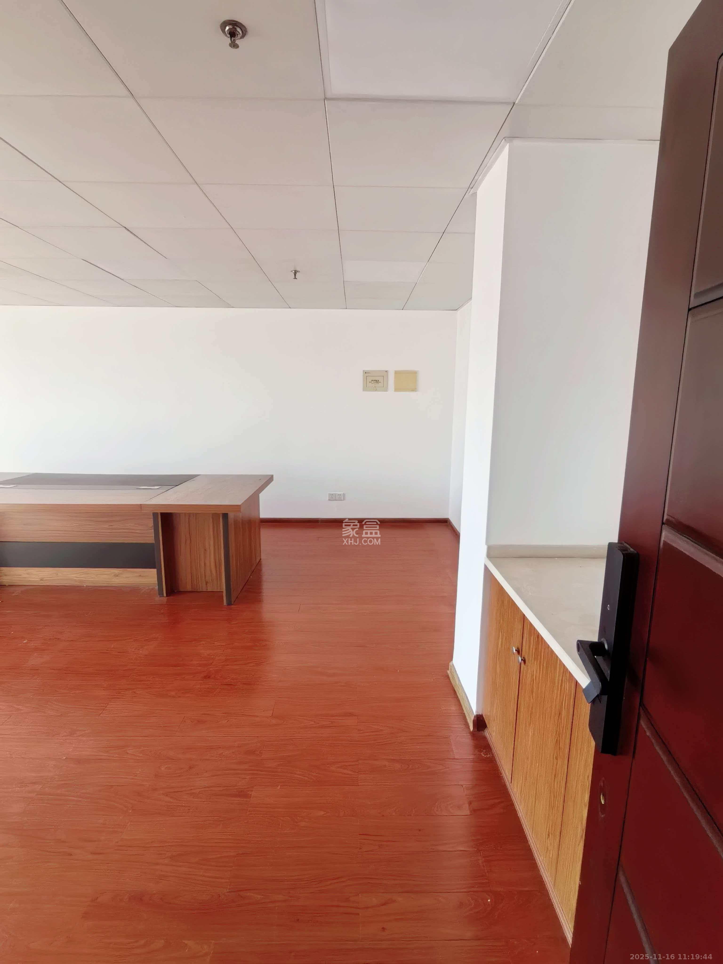 标志商务中心  1室1厅1卫    1400.0元/月